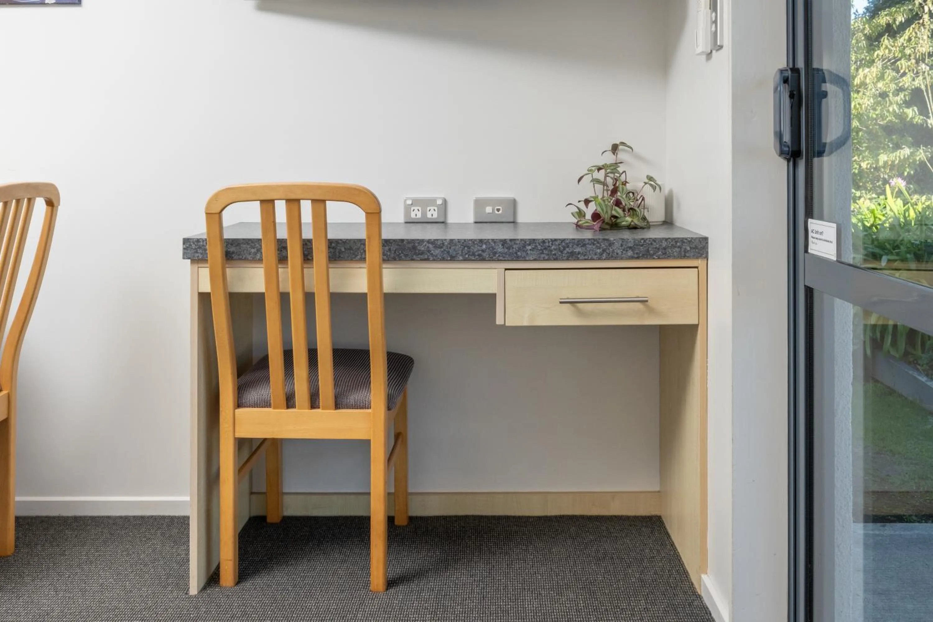 Seating area in Grove Park Motor Lodge