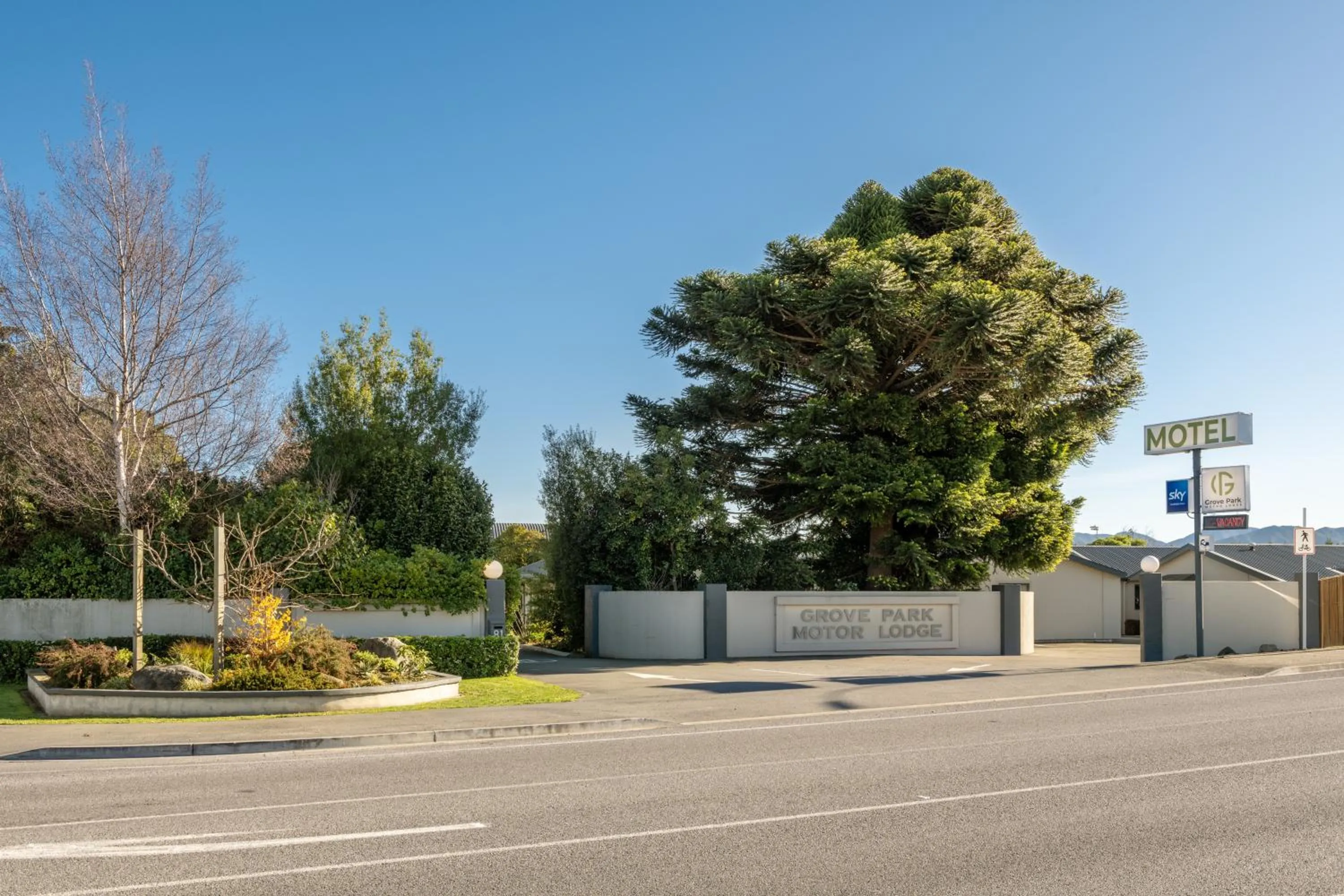 Facade/entrance in Grove Park Motor Lodge