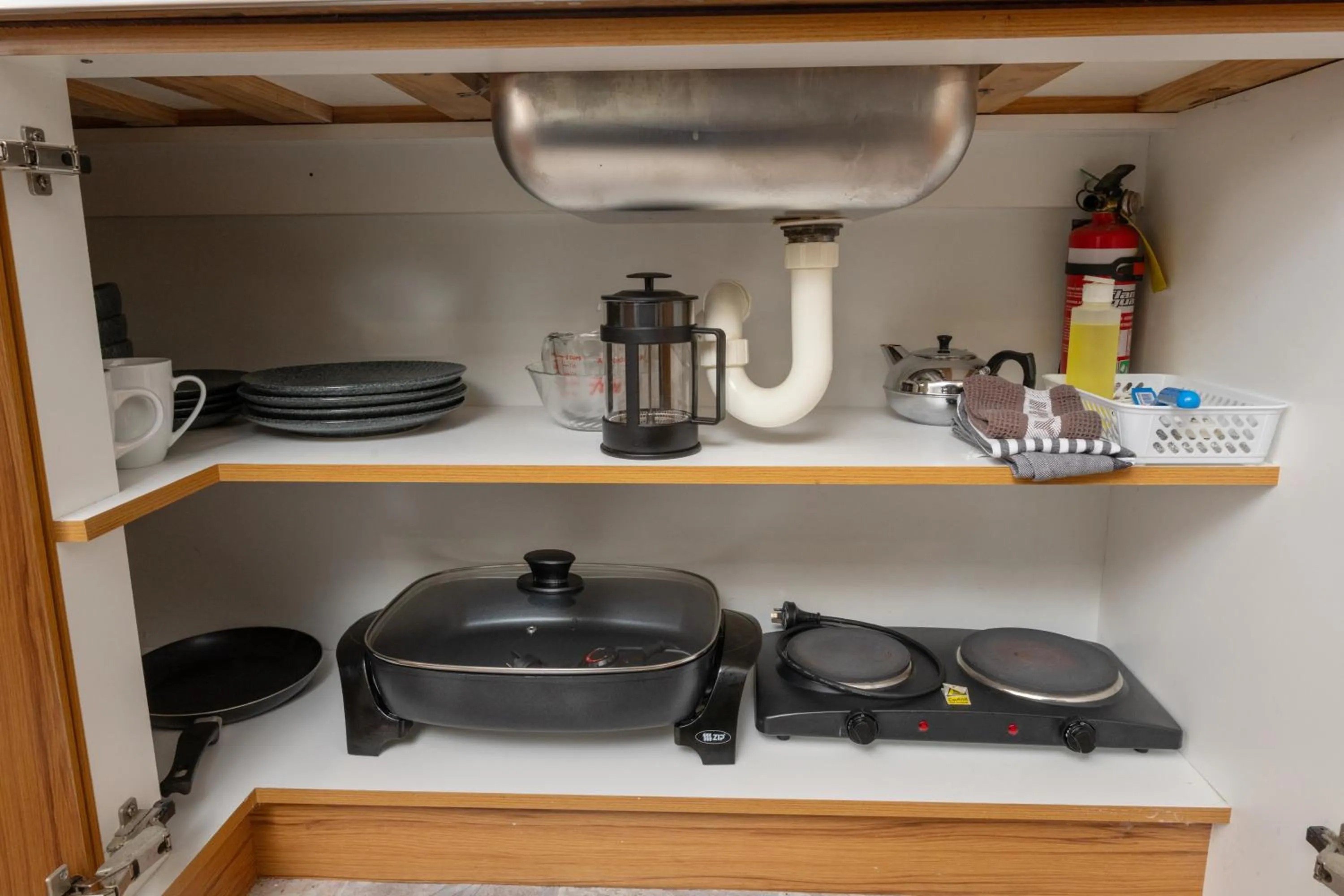 Kitchen or kitchenette in Grove Park Motor Lodge