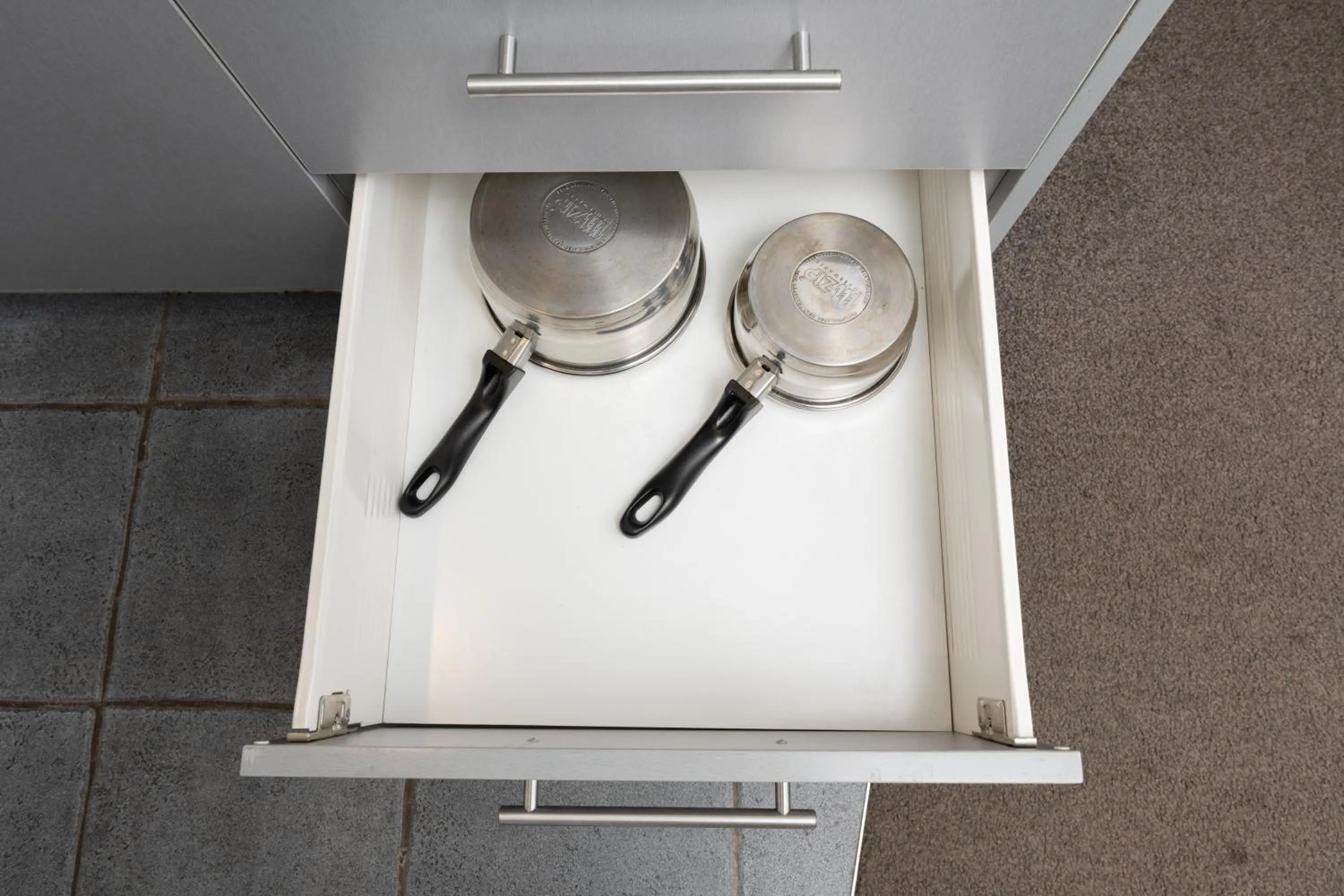 Kitchen or kitchenette in Grove Park Motor Lodge