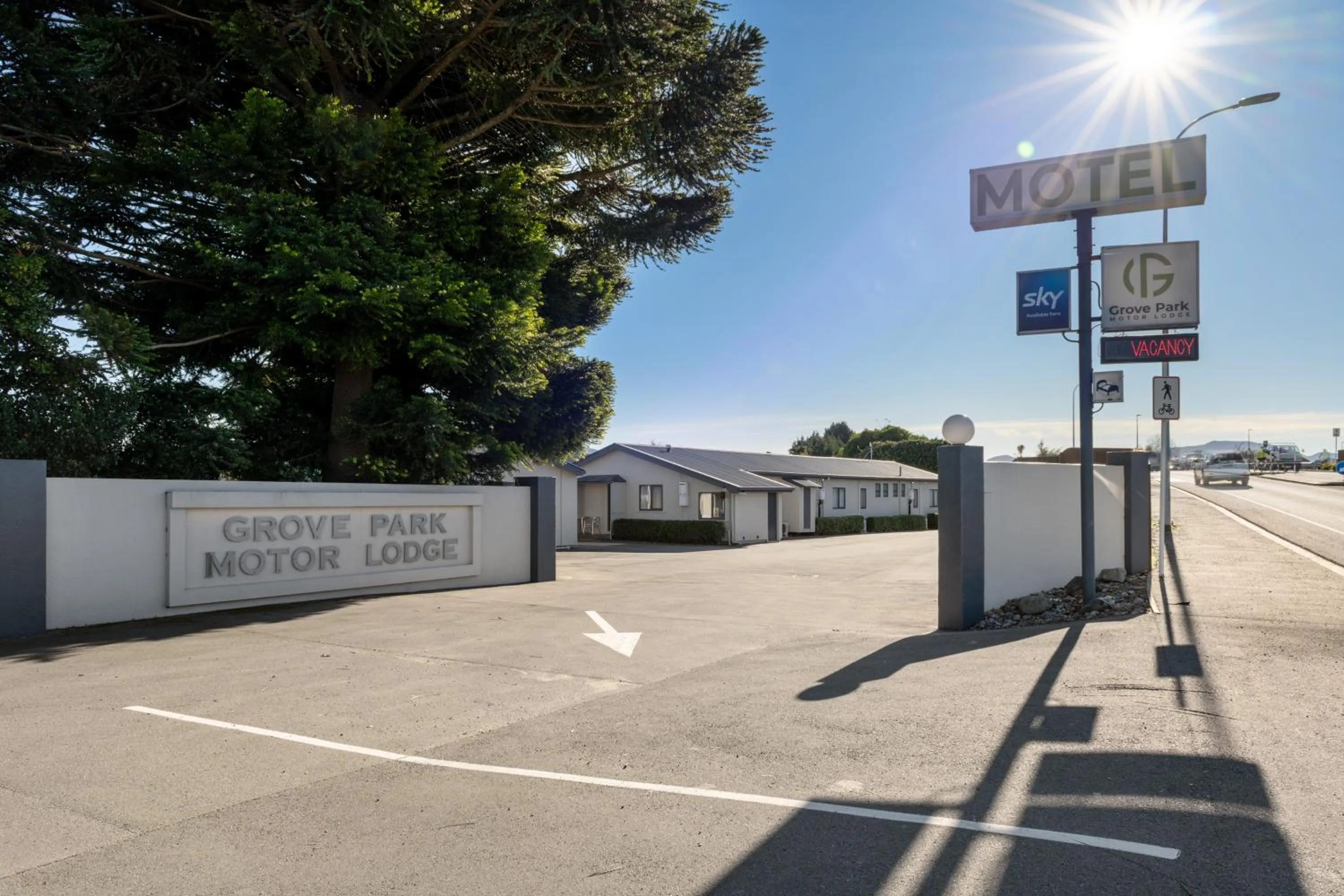 Facade/entrance in Grove Park Motor Lodge