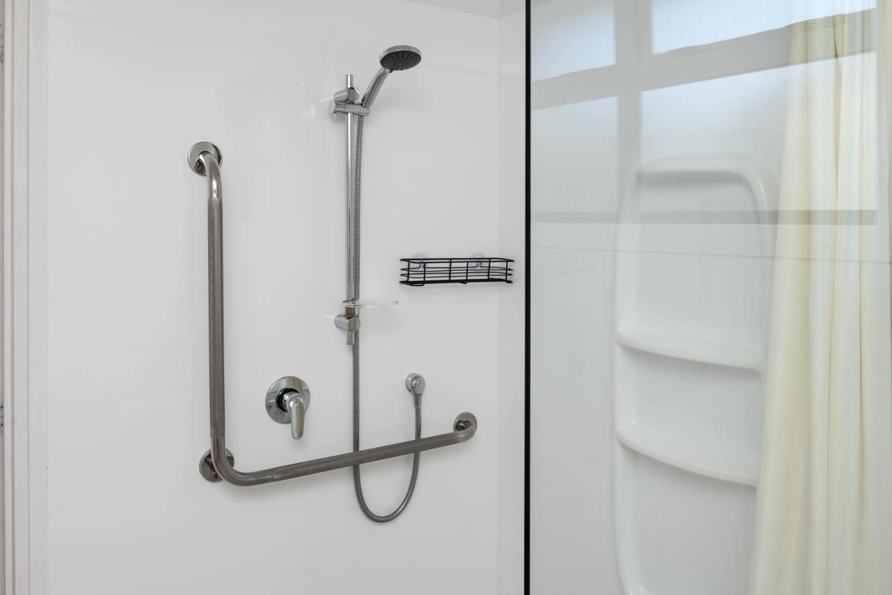 Shower in Grove Park Motor Lodge