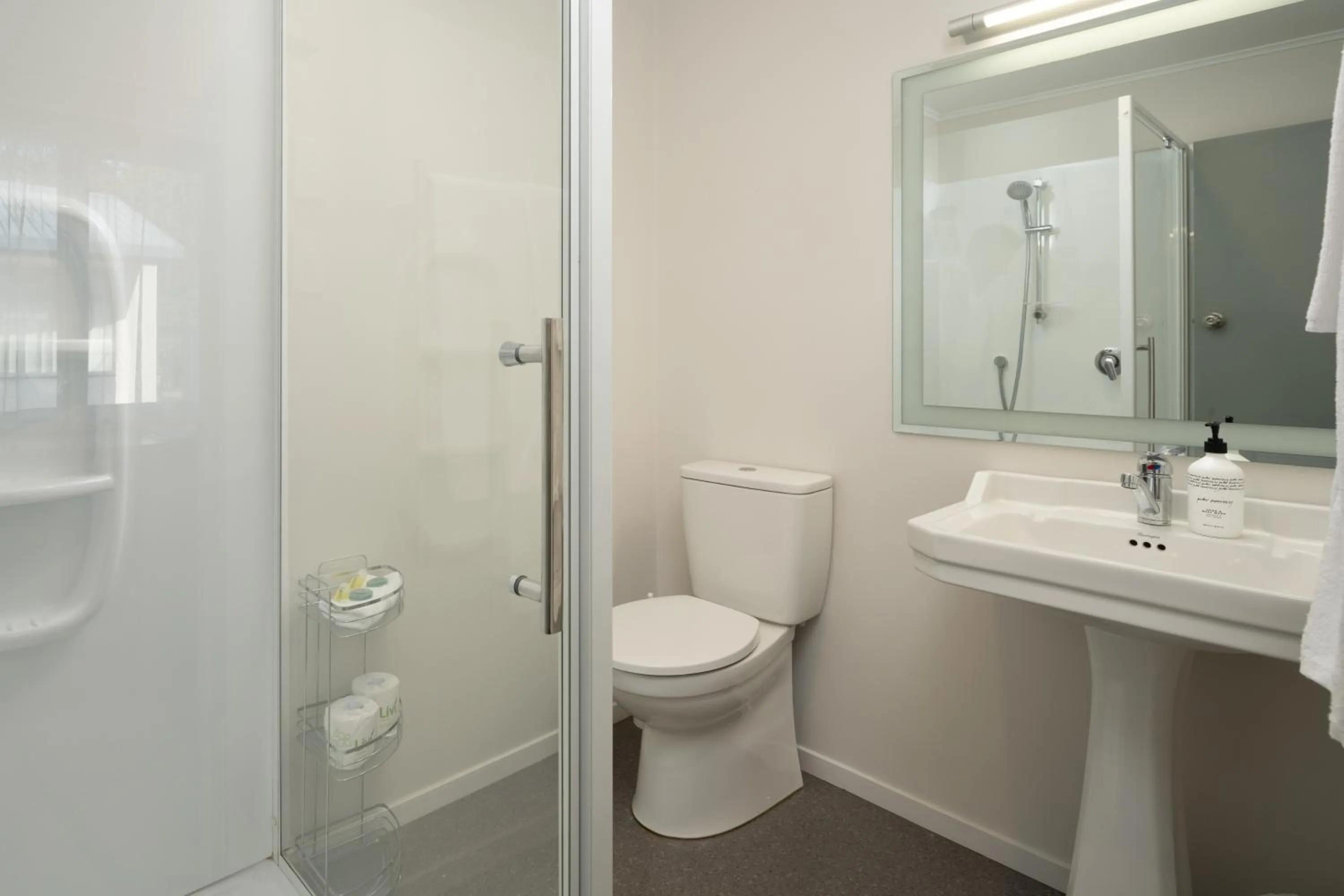 Shower in Grove Park Motor Lodge