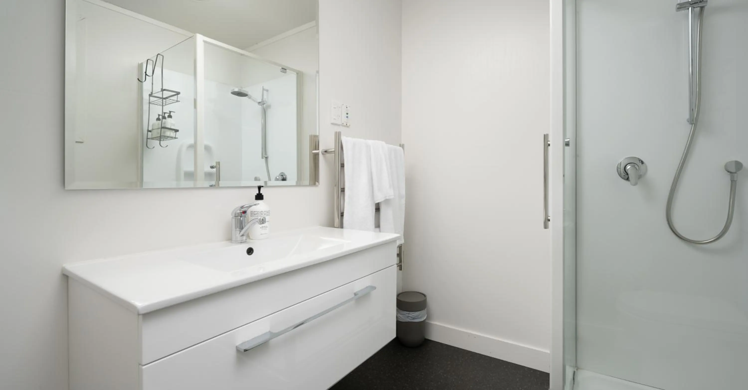 Bathroom in Grove Park Motor Lodge