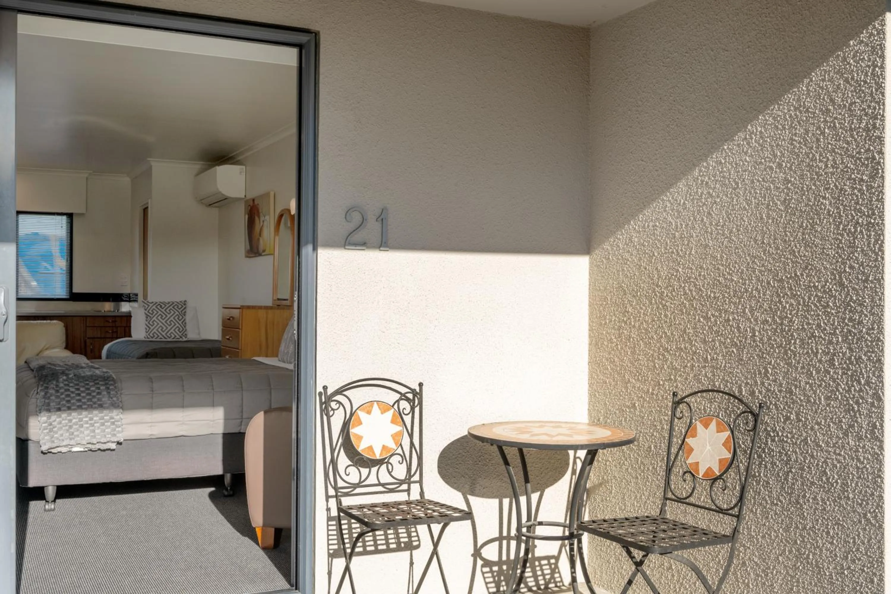 Patio, Bed in Grove Park Motor Lodge