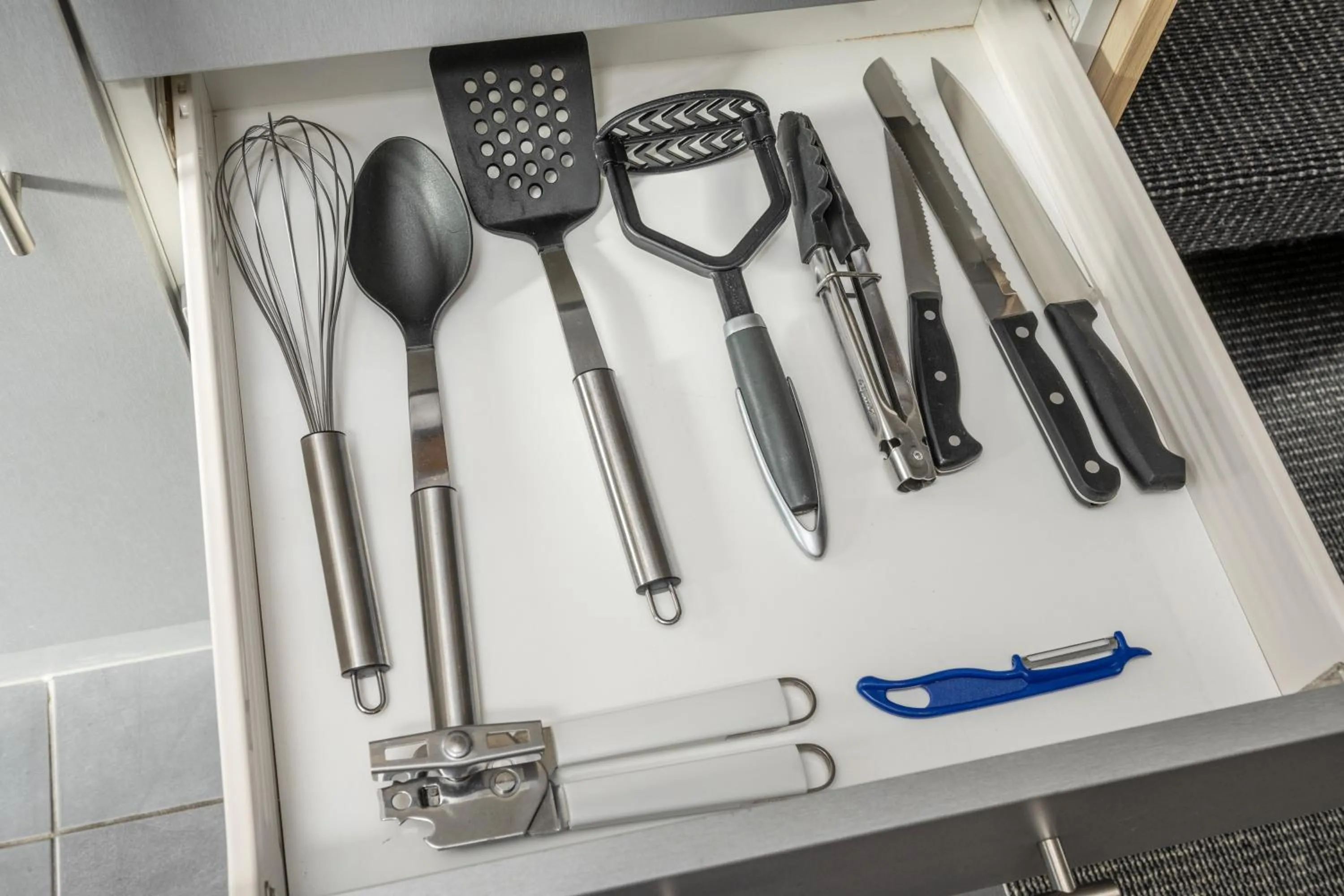 Kitchen or kitchenette in Grove Park Motor Lodge