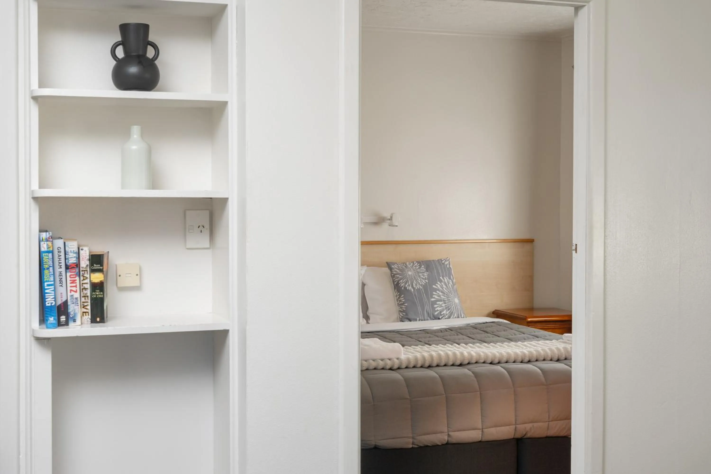 Bedroom, Bed in Grove Park Motor Lodge