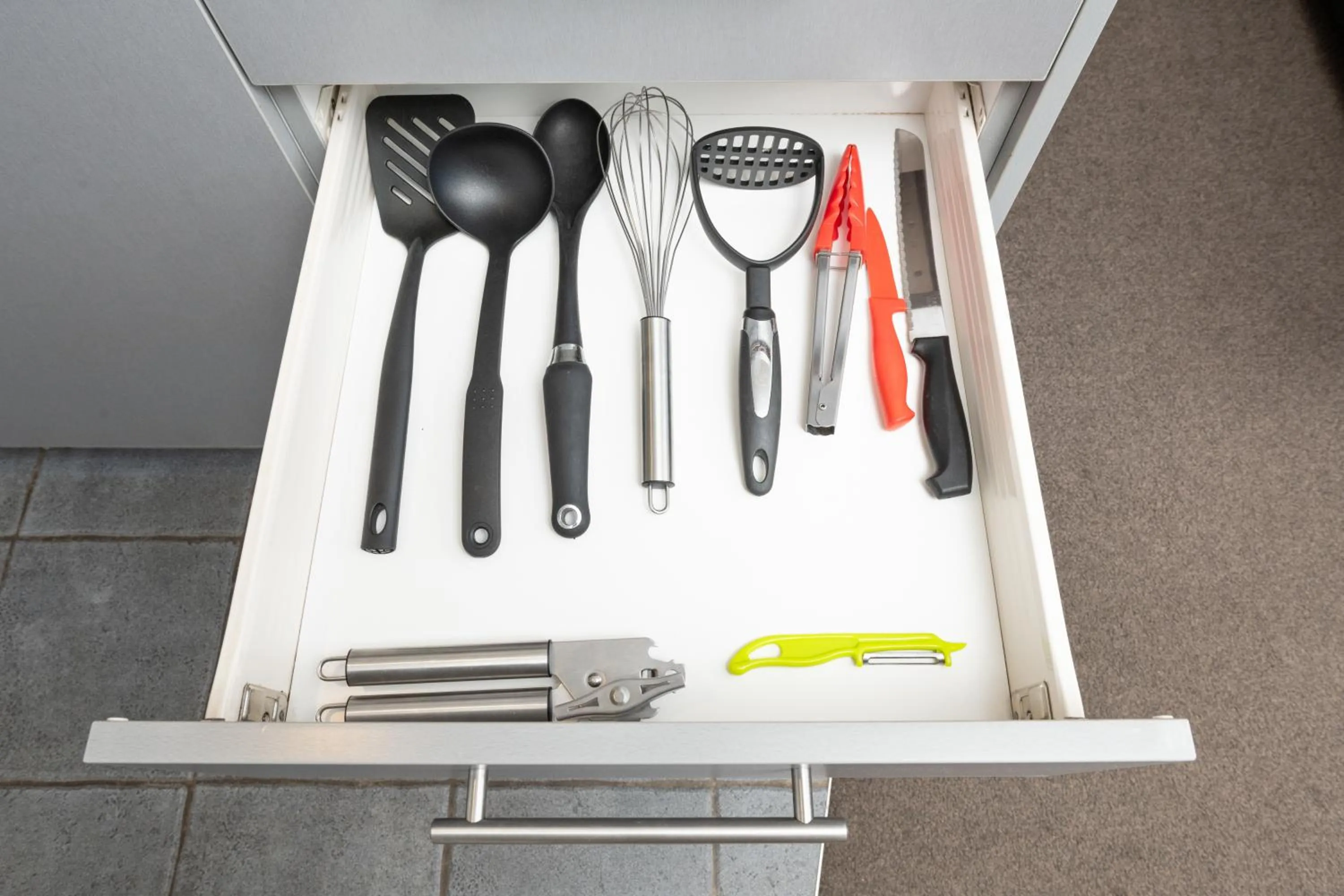 Kitchen or kitchenette in Grove Park Motor Lodge