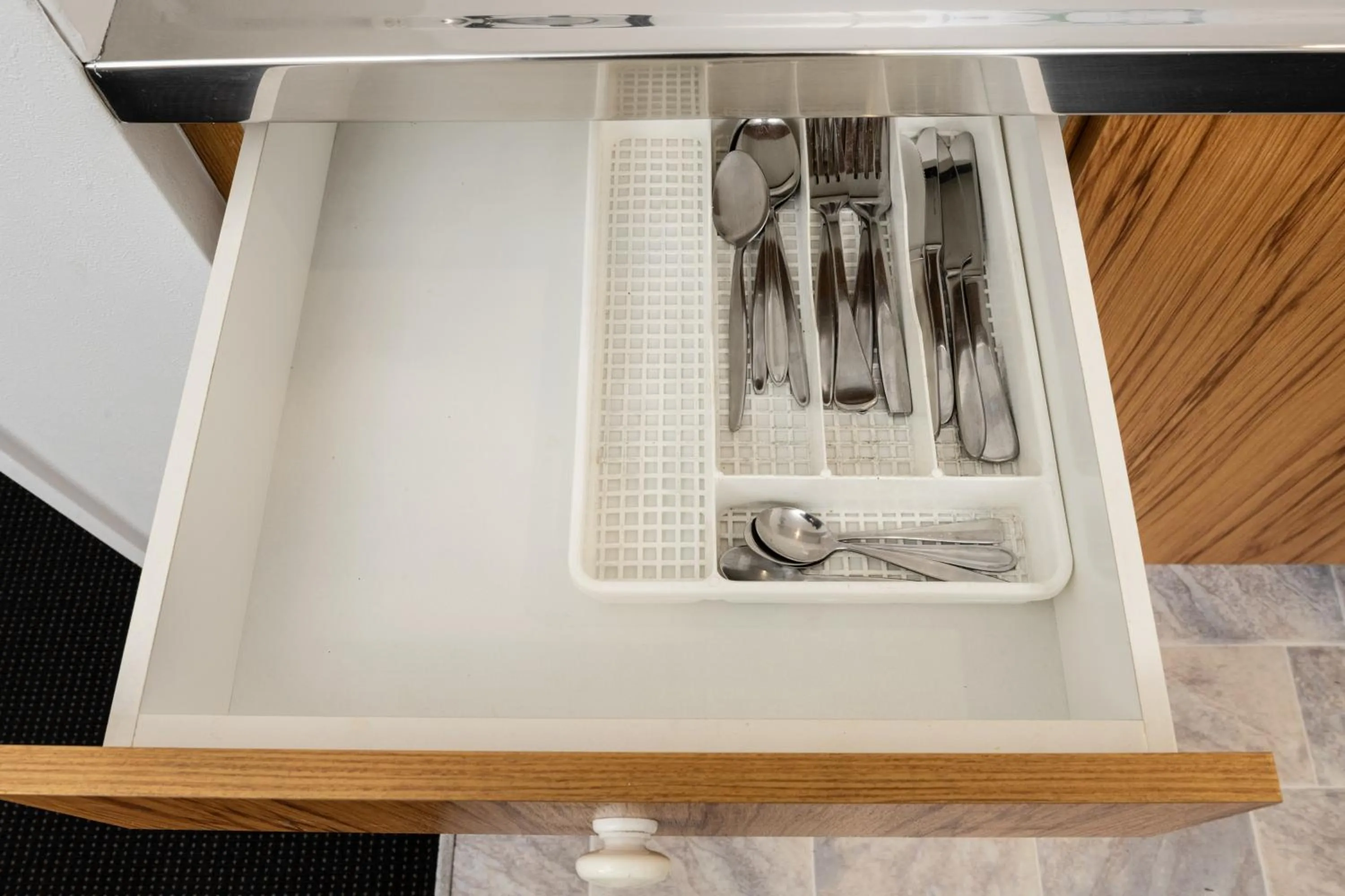 Kitchen or kitchenette in Grove Park Motor Lodge