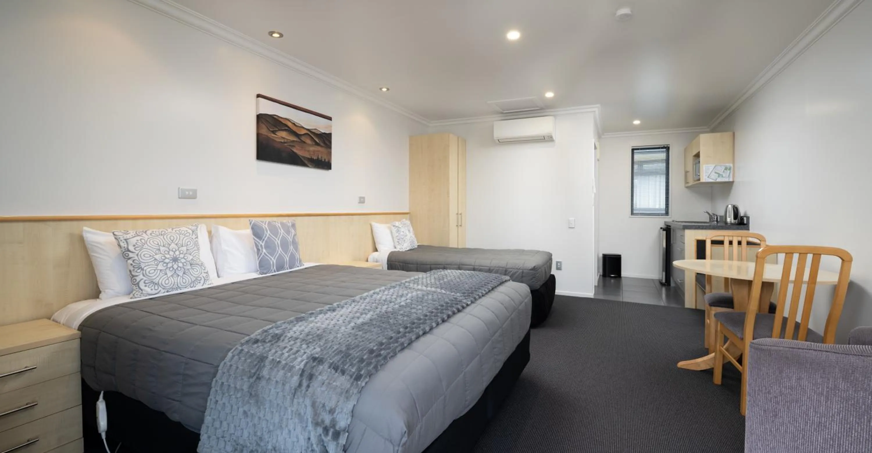 Bed in Grove Park Motor Lodge