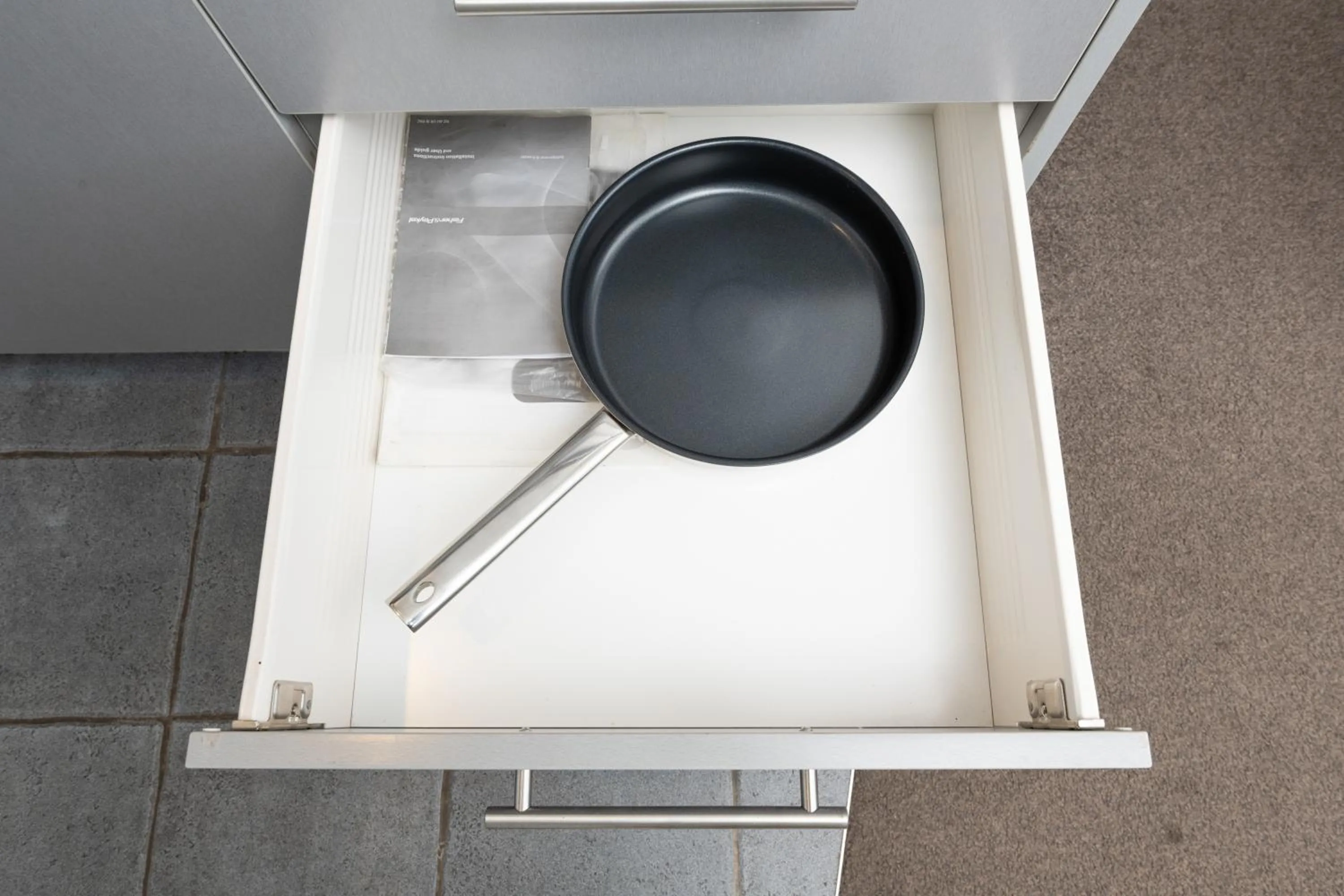 Kitchen or kitchenette in Grove Park Motor Lodge