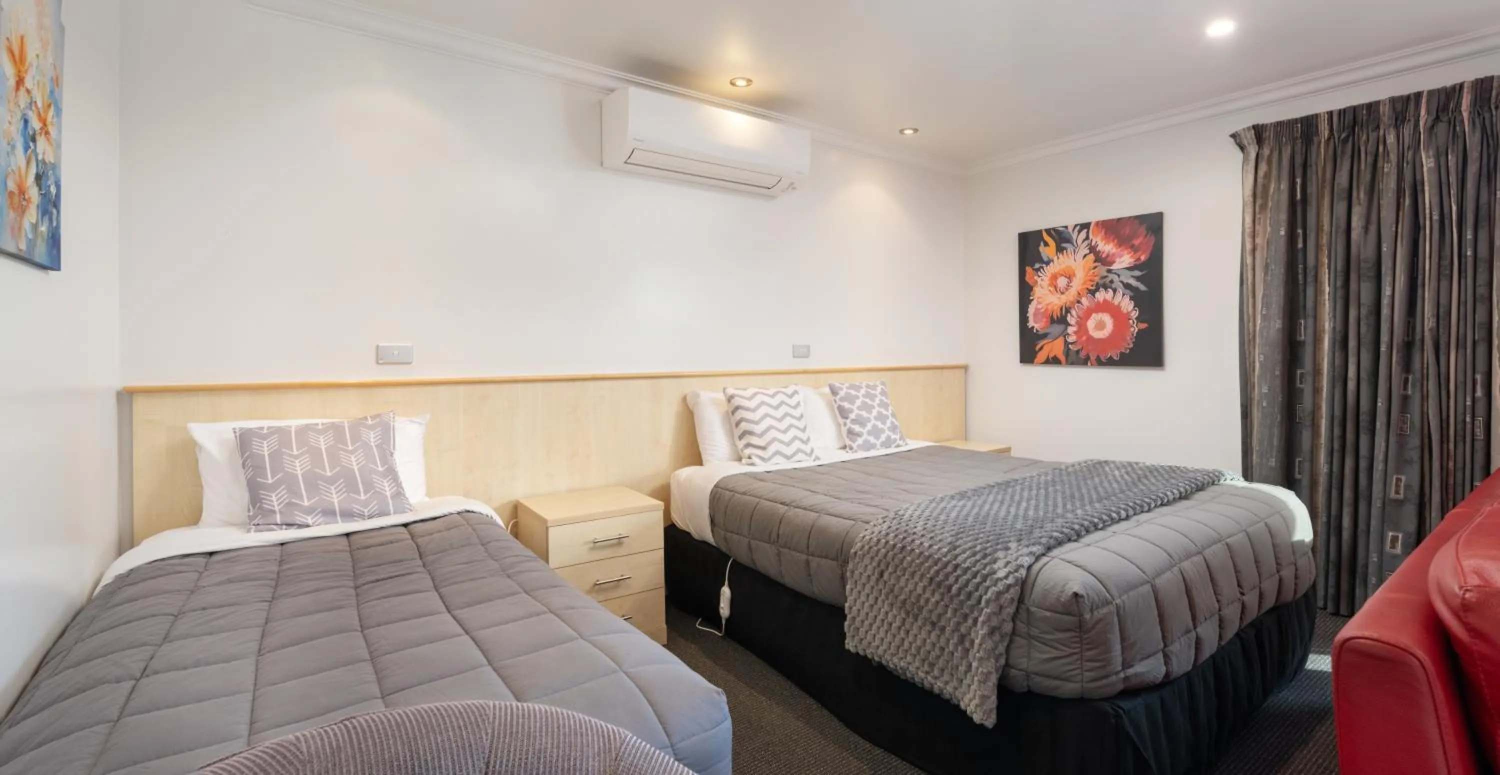 Bed in Grove Park Motor Lodge