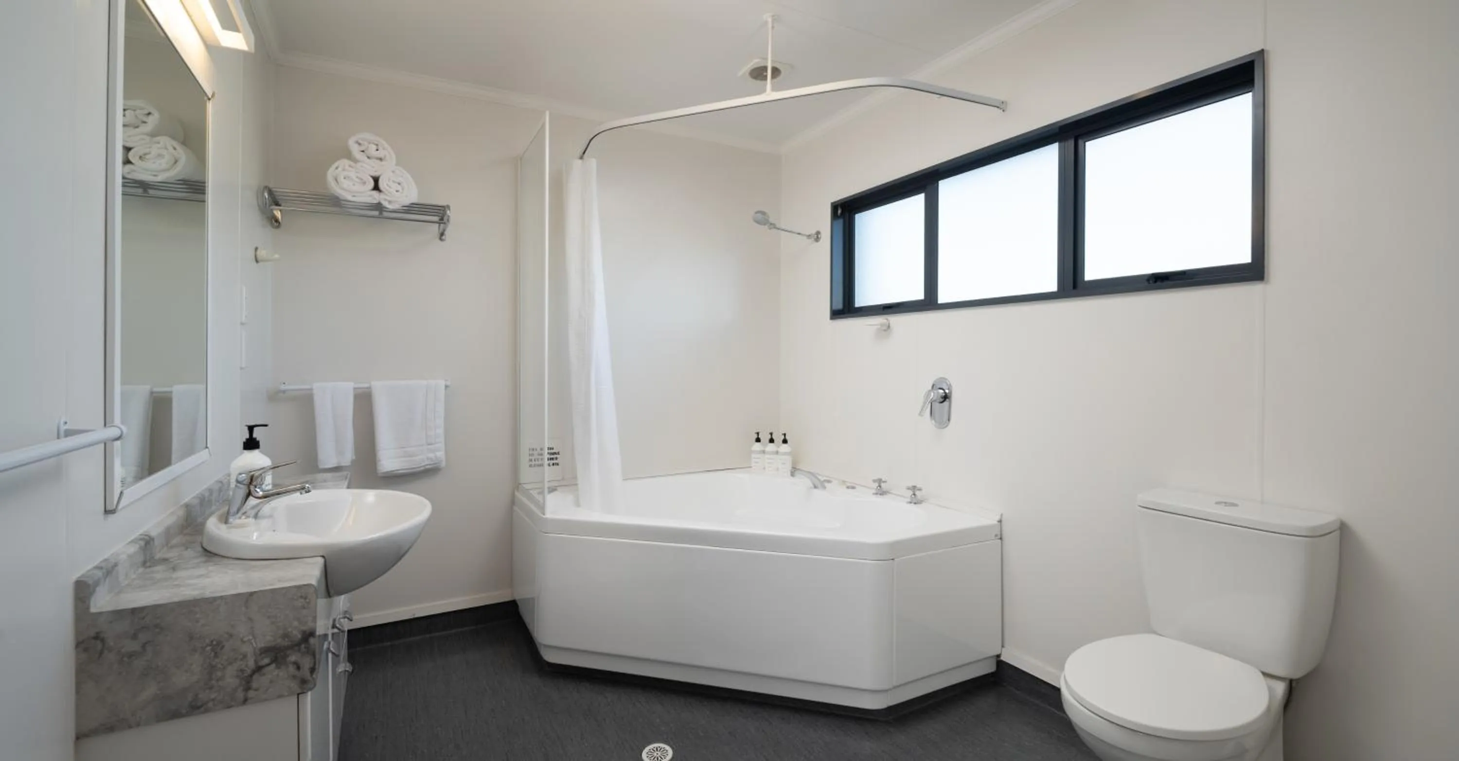 Bathroom in Grove Park Motor Lodge