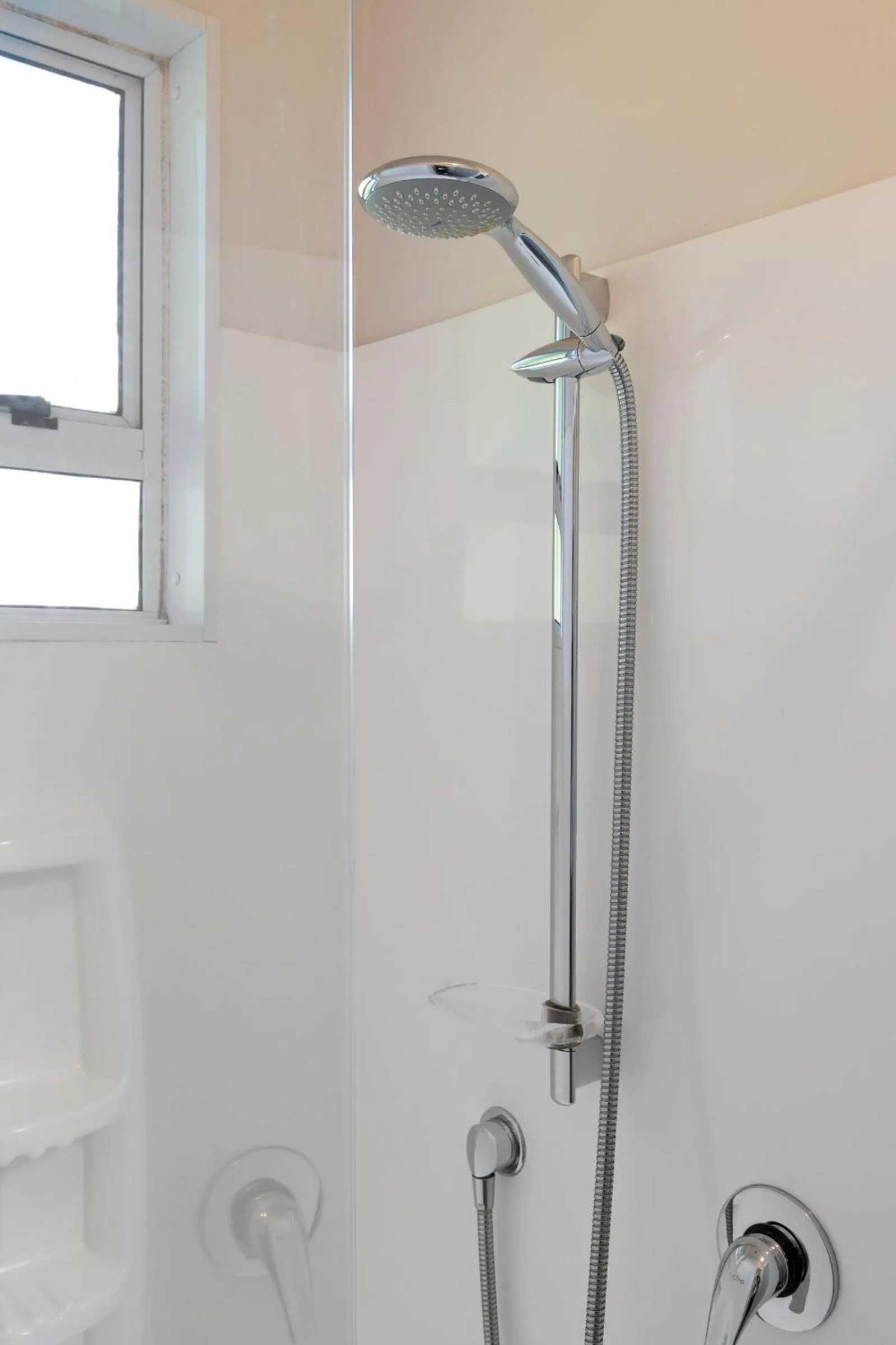 Shower in Grove Park Motor Lodge