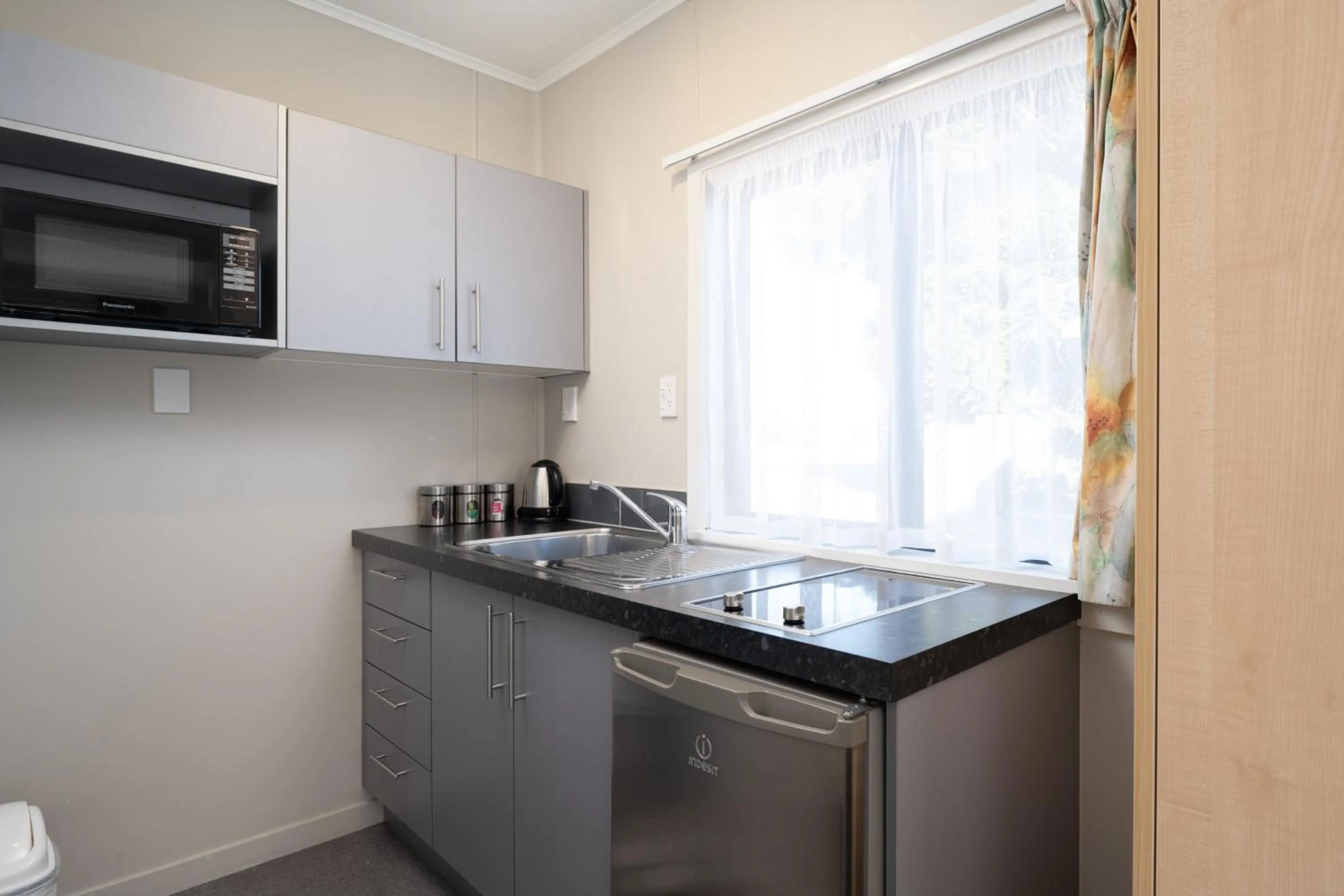 Kitchen or kitchenette in Grove Park Motor Lodge