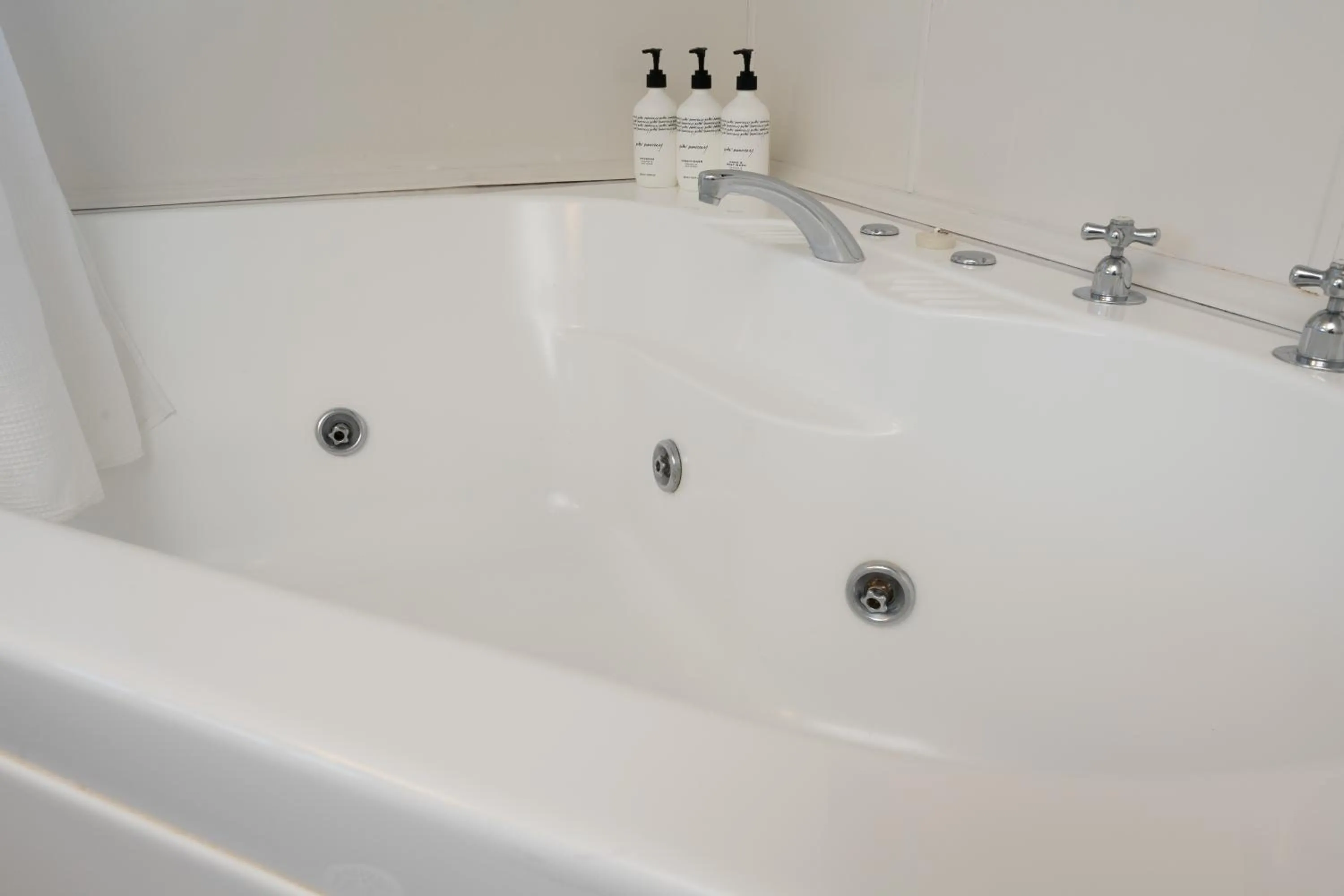 Bath in Grove Park Motor Lodge