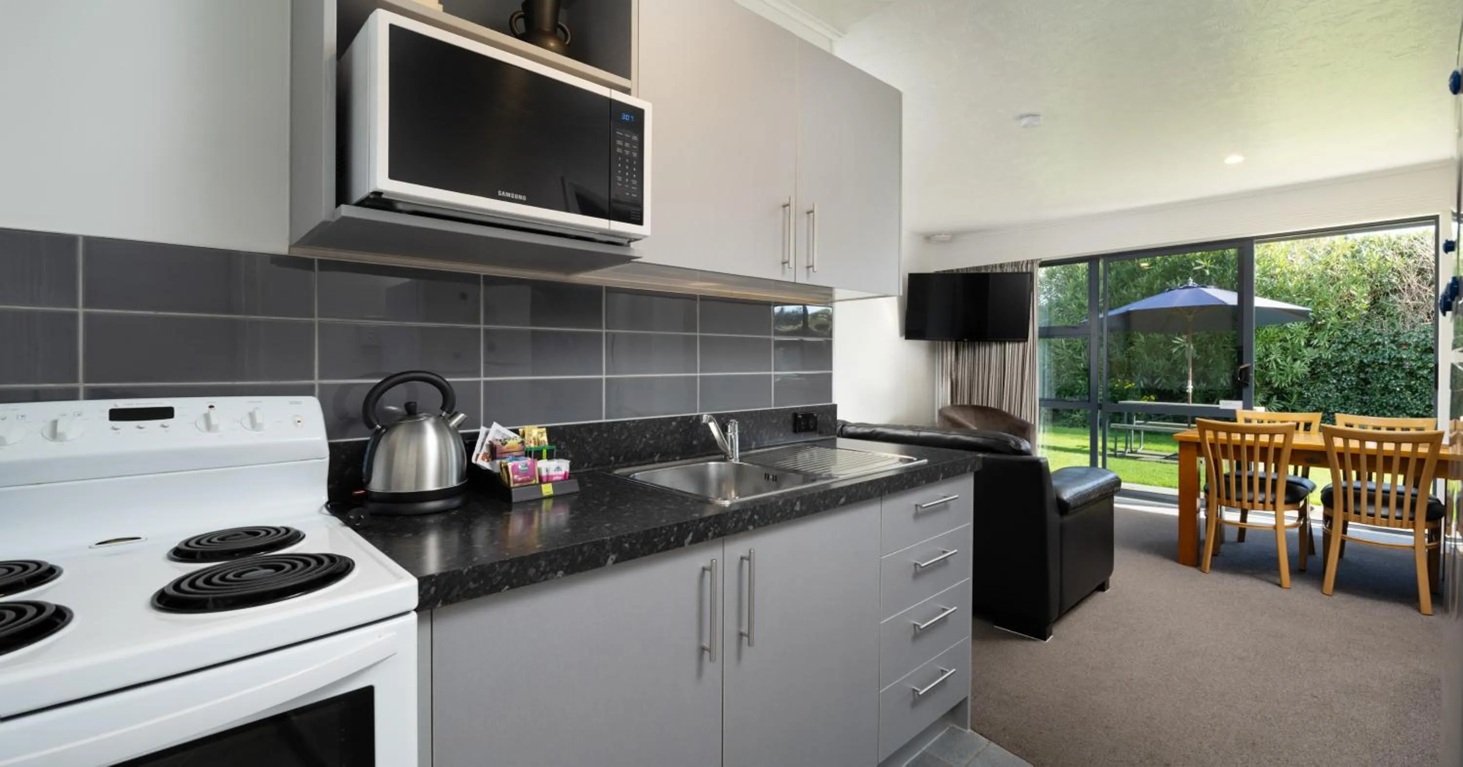 Kitchen or kitchenette in Grove Park Motor Lodge