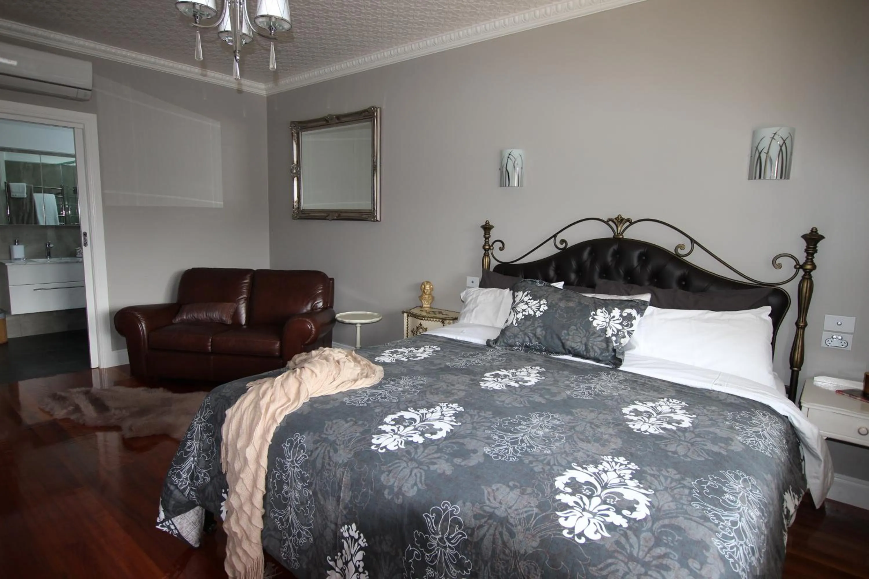 Bedroom, Bed in Noah's Stanley Luxury Bed and Breakfast