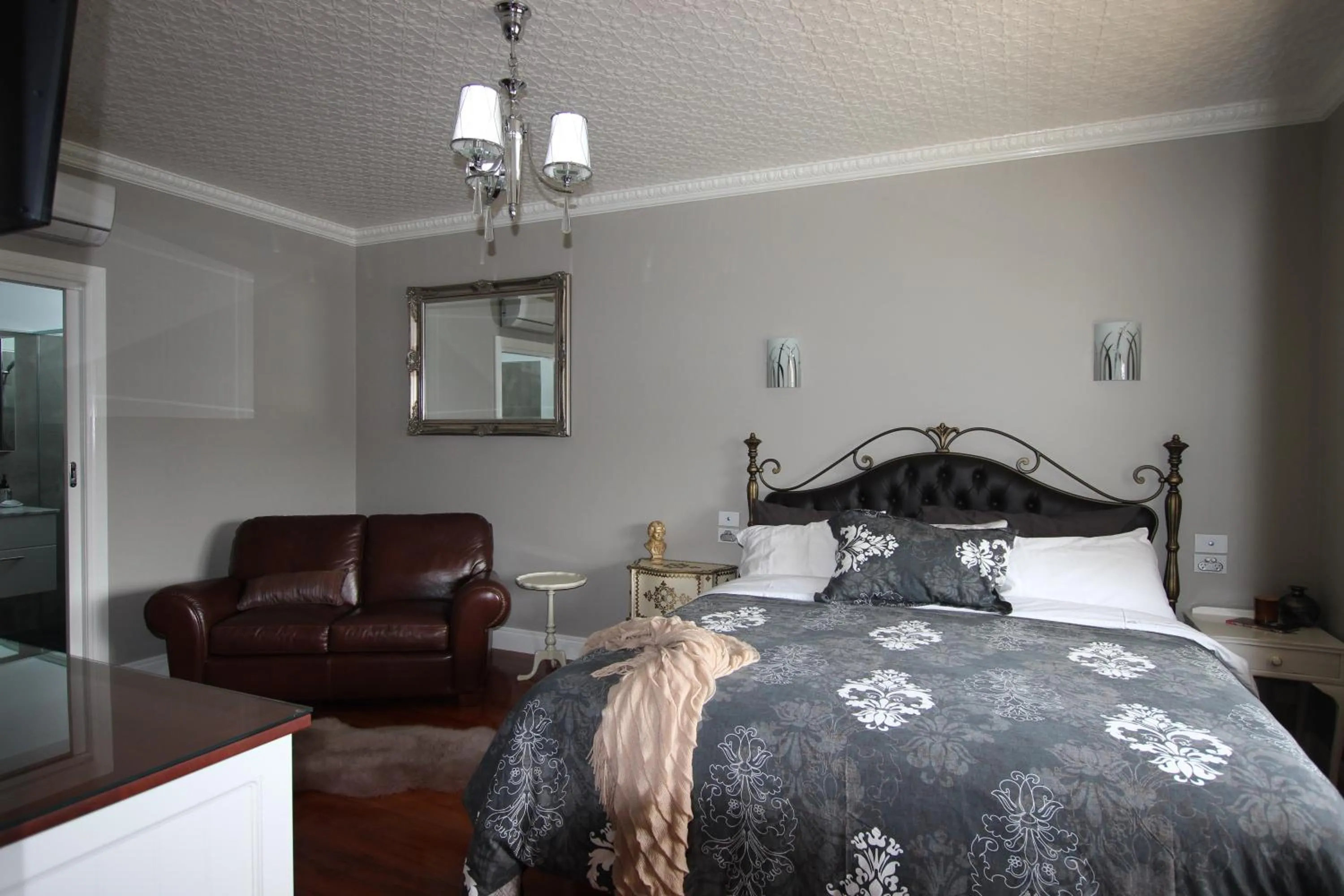 Bedroom, Bed in Noah's Stanley Luxury Bed and Breakfast