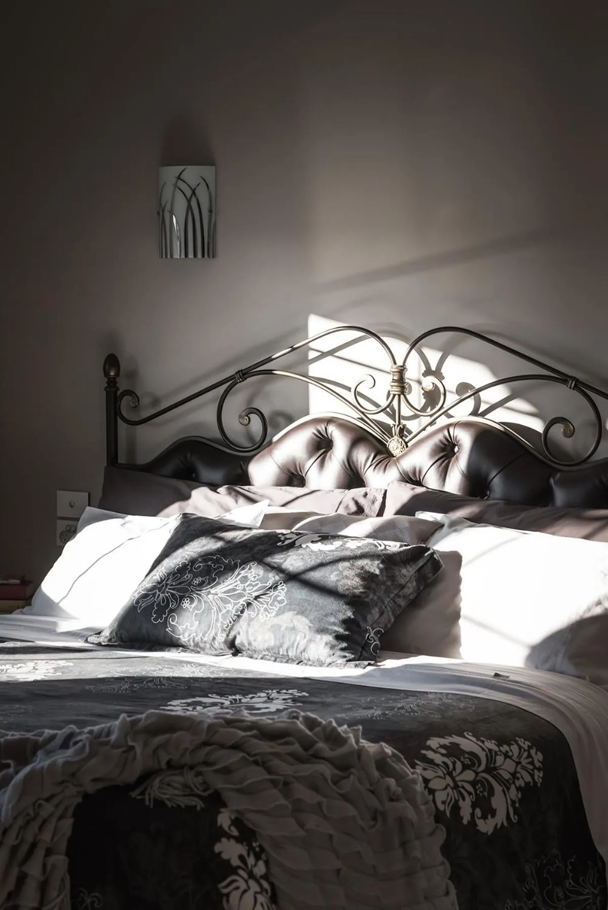 Bed in Noah's Stanley Luxury Bed and Breakfast