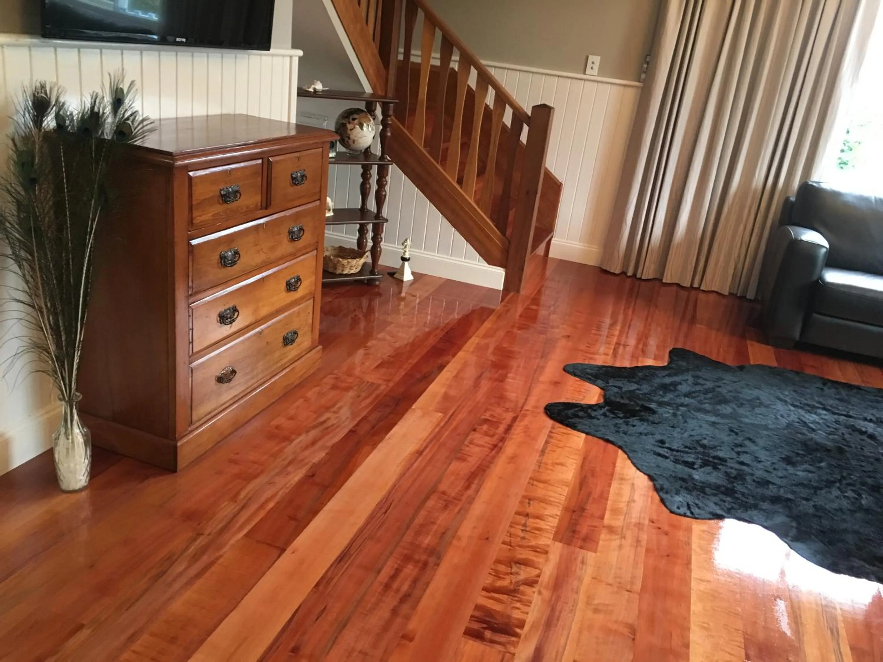 Communal lounge/ TV room in Noah's Stanley Luxury Bed and Breakfast