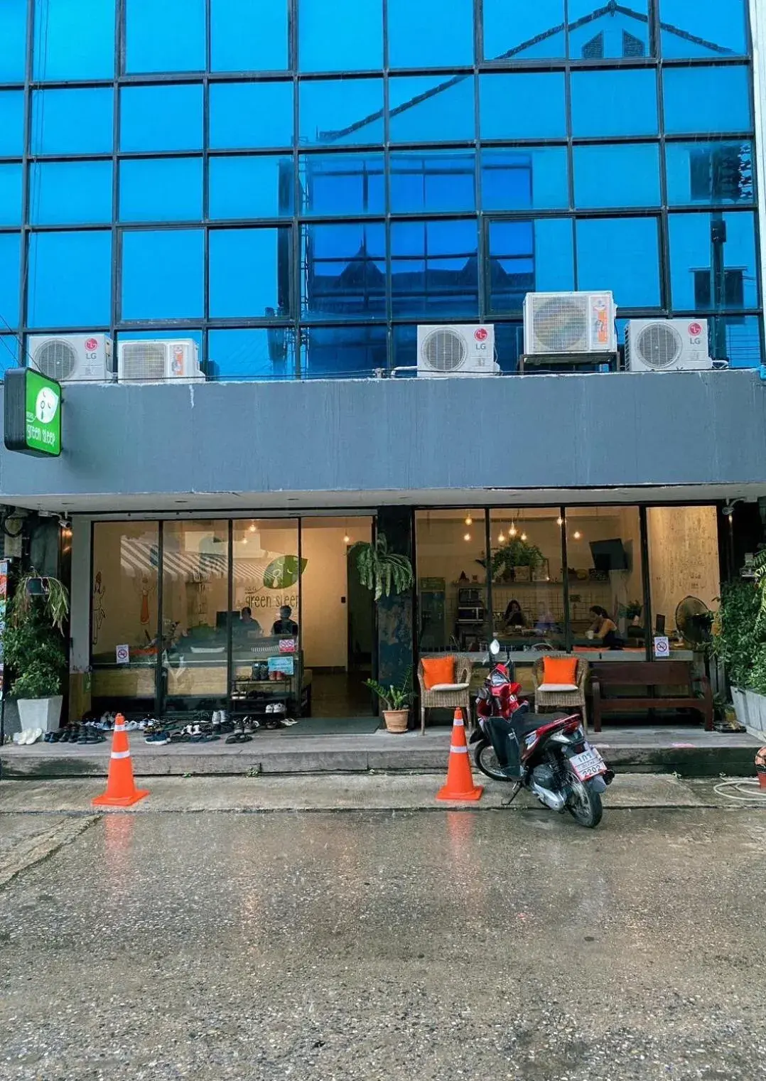 Property building in Green Sleep Hostel Property building in Green Sleep Hostel