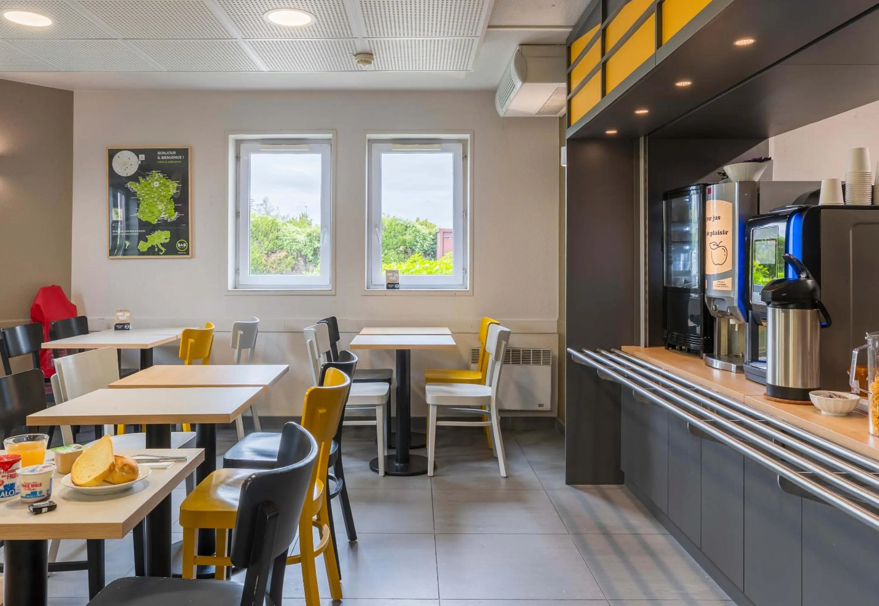 Dining area in B&B HOTEL Troyes Saint-Parres-aux-Tertres
