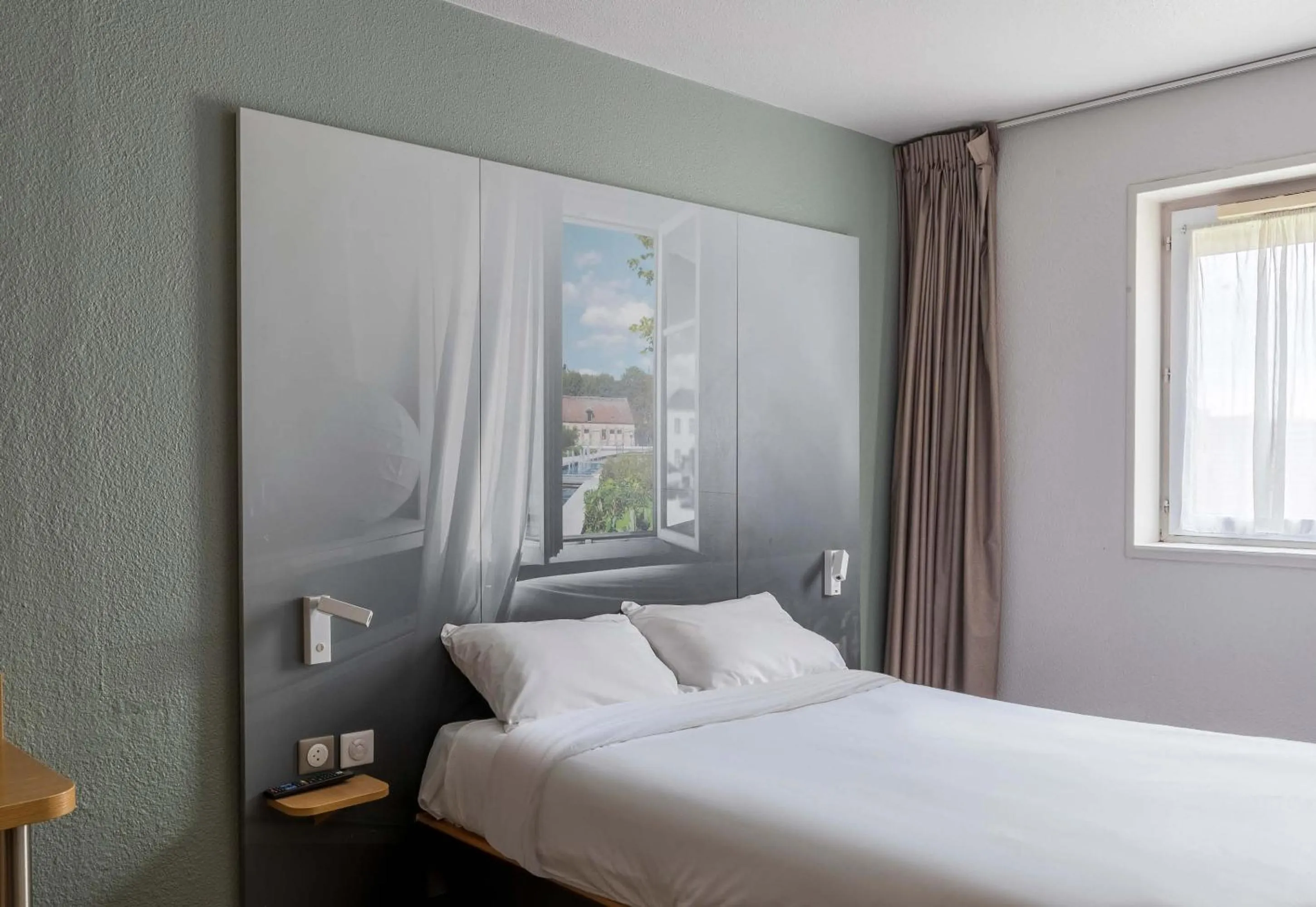 Bedroom, Bed in B&B HOTEL Troyes Saint-Parres-aux-Tertres