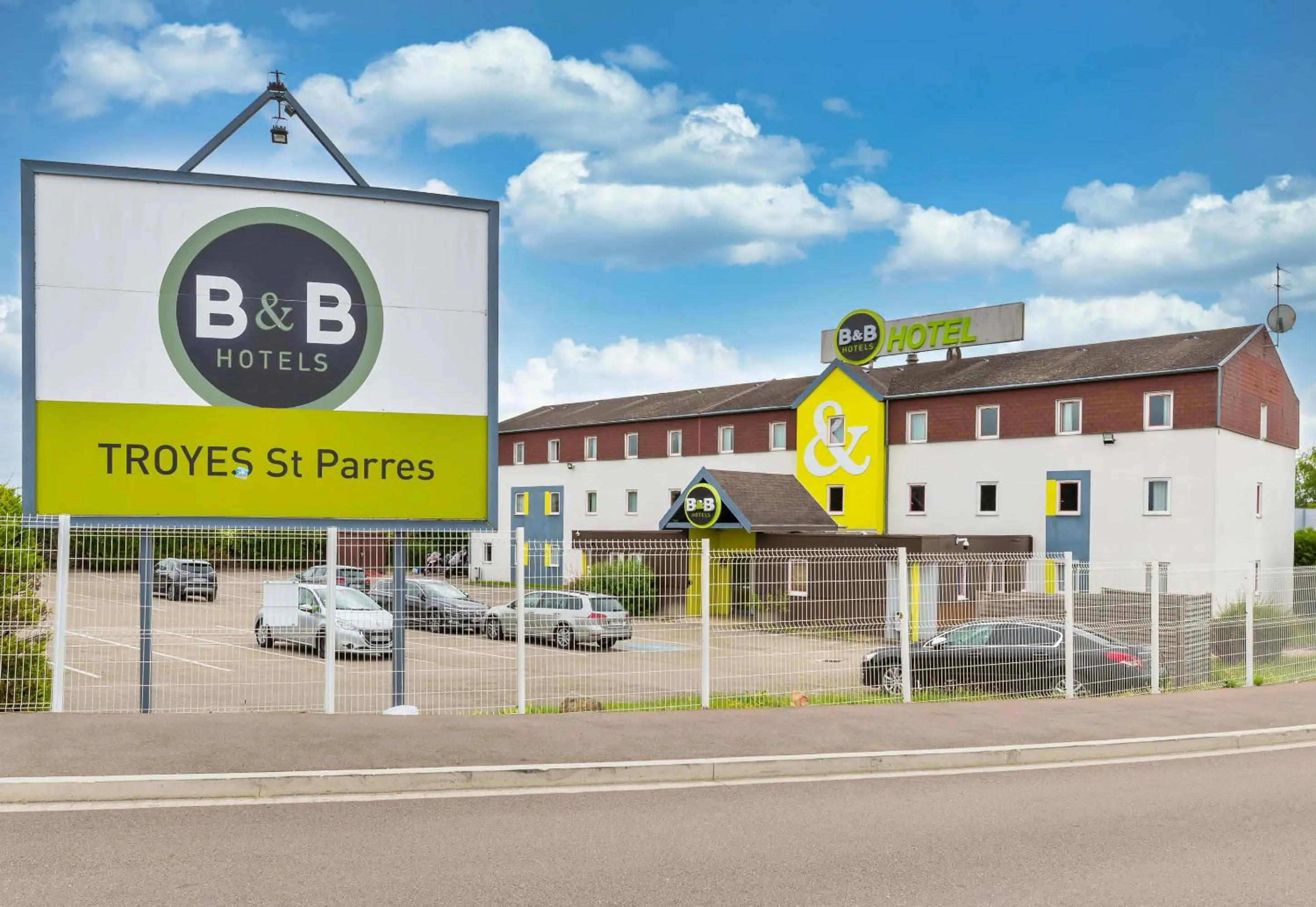 Facade/entrance in B&B HOTEL Troyes Saint-Parres-aux-Tertres