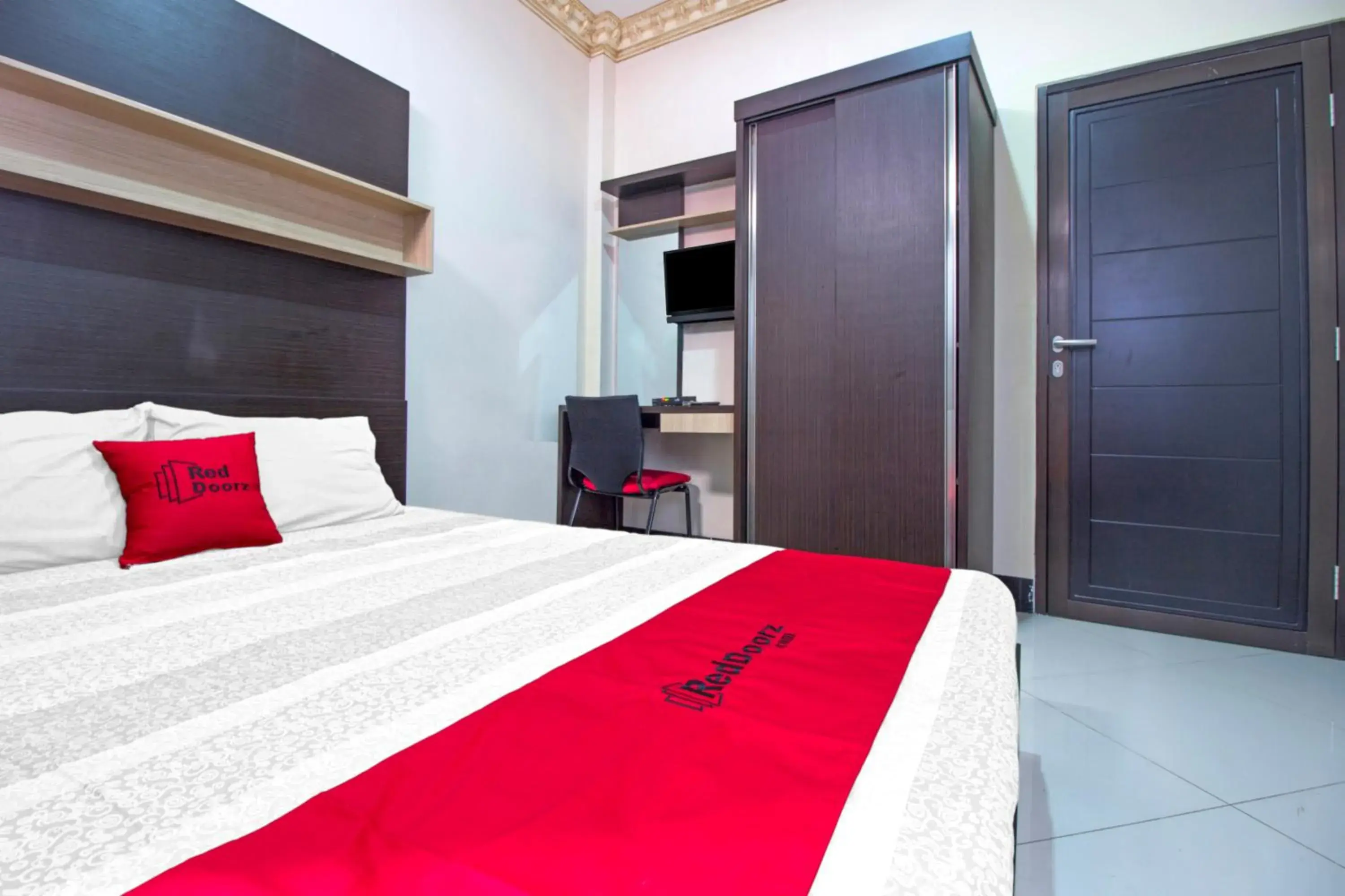 Bedroom, Bed in RedDoorz Plus near Isola UPI Bedroom, Bed in RedDoorz Plus near Isola UPI