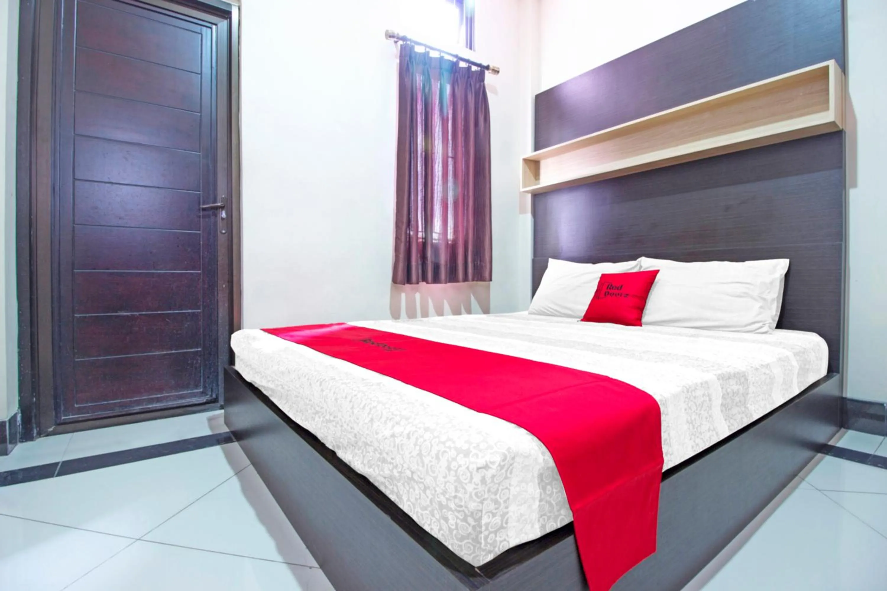 Bedroom, Bed in RedDoorz Plus near Isola UPI