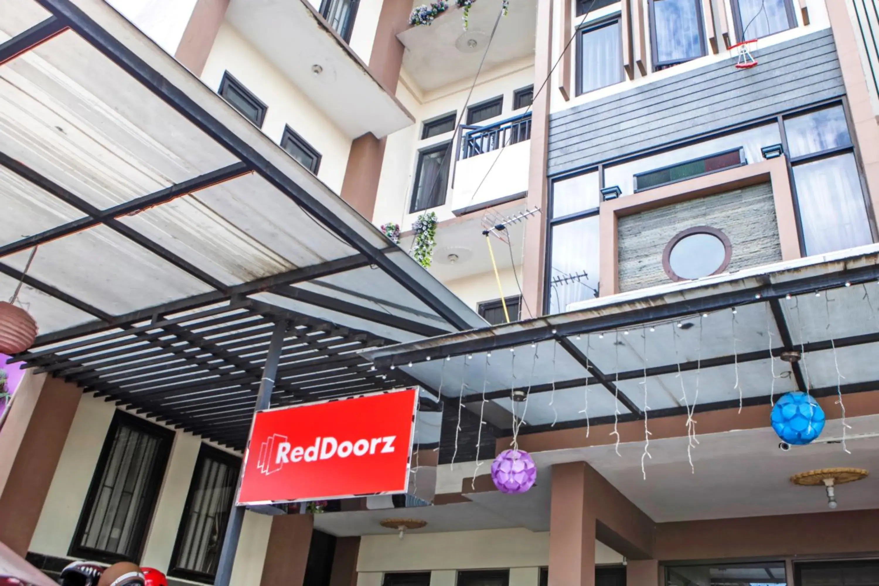 Property building in RedDoorz Plus near Isola UPI Property building in RedDoorz Plus near Isola UPI