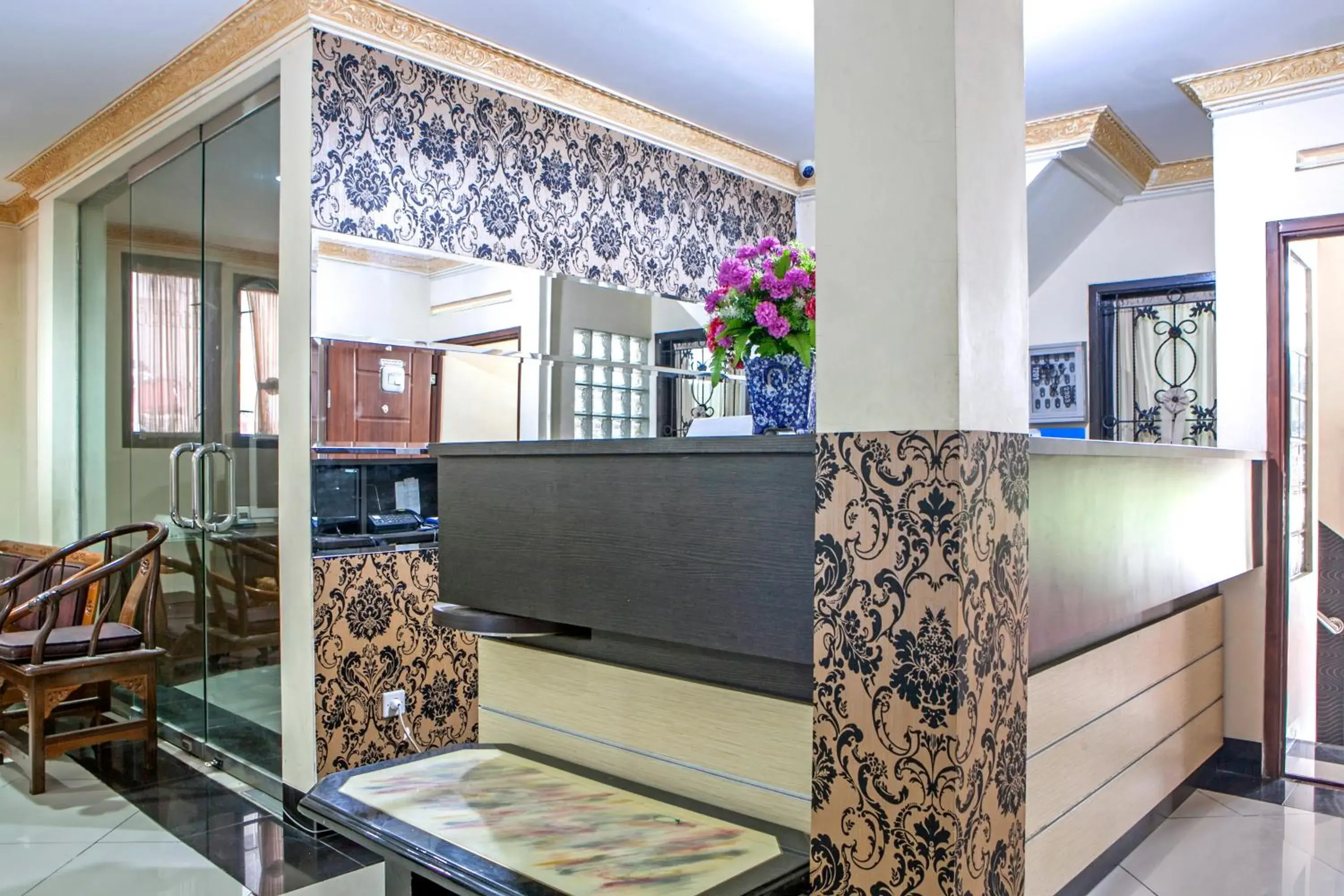 Lobby or reception in RedDoorz Plus near Isola UPI Lobby or reception in RedDoorz Plus near Isola UPI