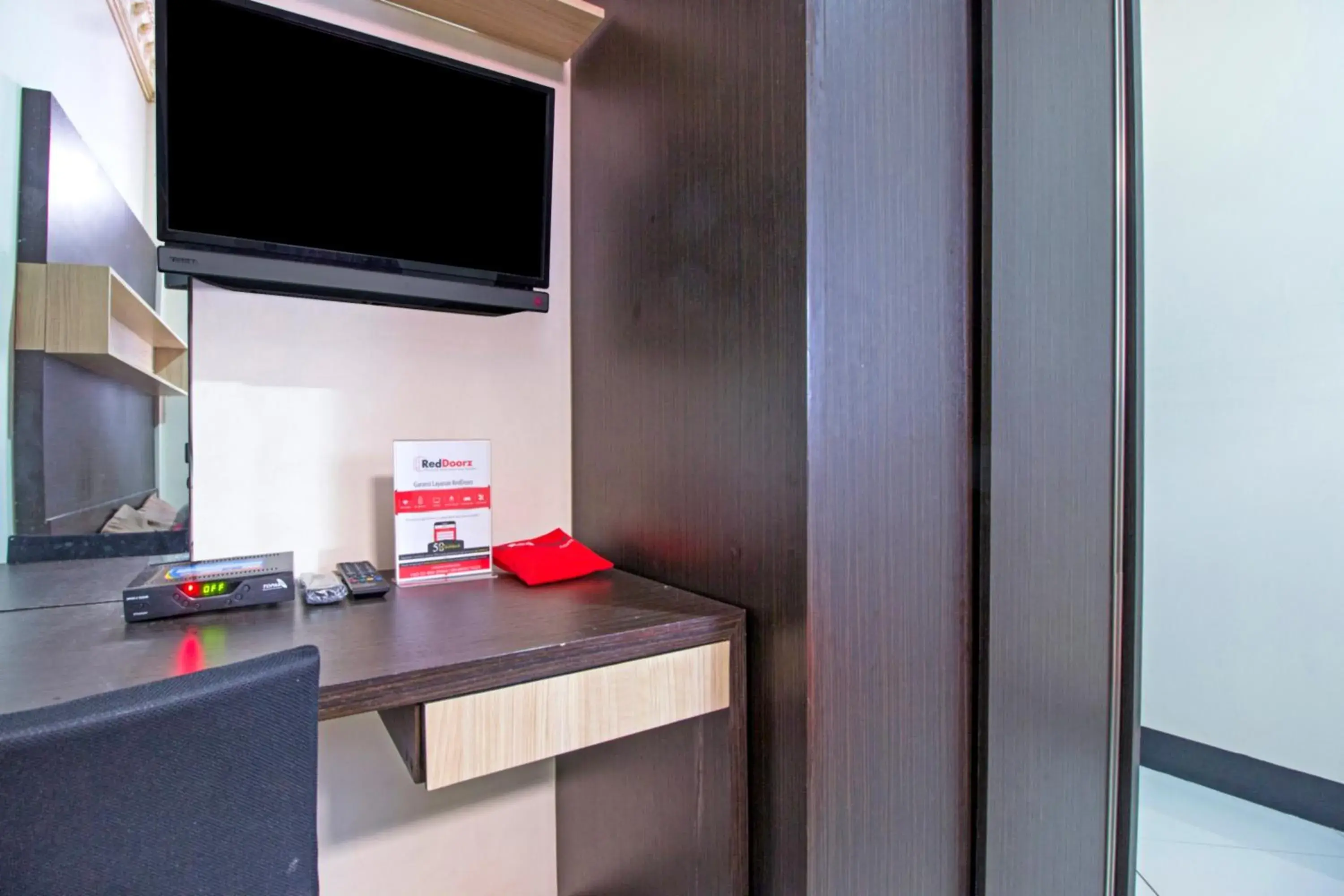 Bedroom in RedDoorz Plus near Isola UPI Bedroom in RedDoorz Plus near Isola UPI