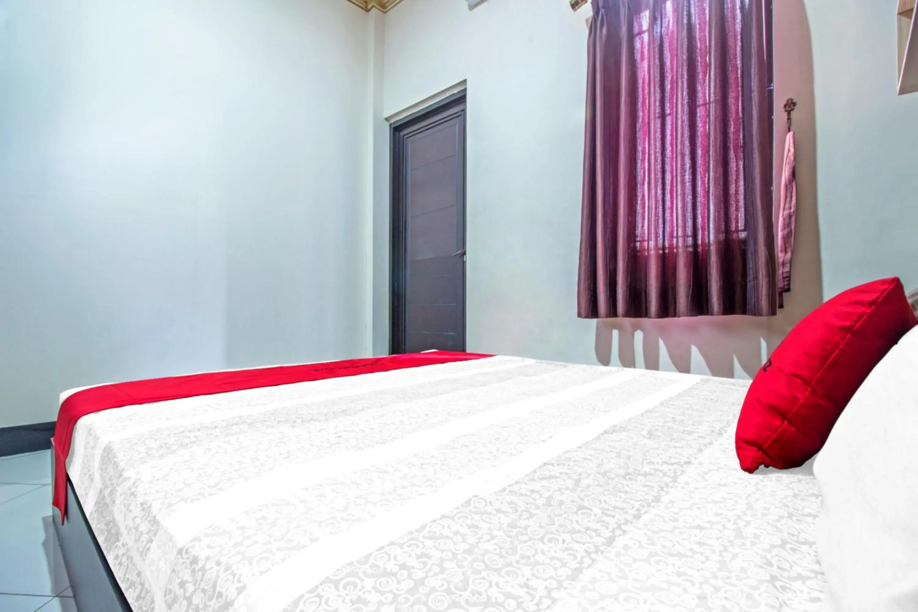 Bedroom, Bed in RedDoorz Plus near Isola UPI Bedroom, Bed in RedDoorz Plus near Isola UPI