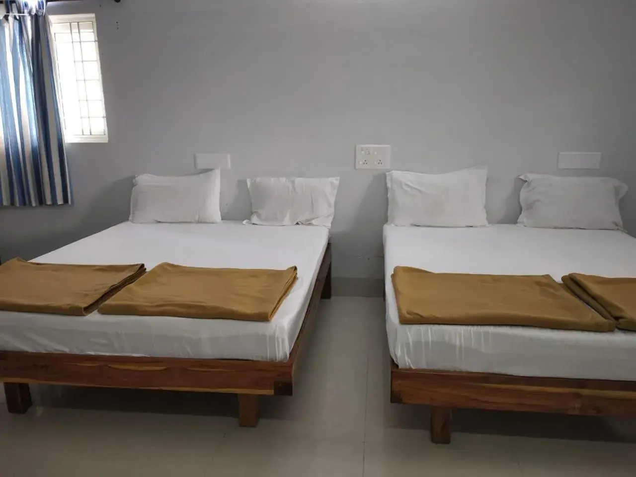 Bed in Quiet Home Bed in Quiet Home