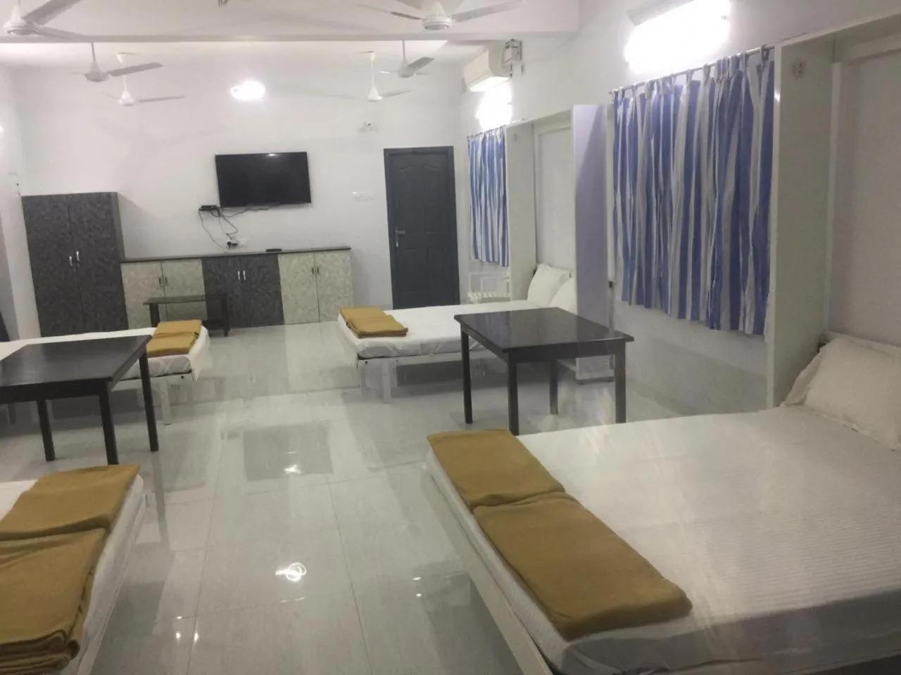 Photo of the whole room in Quiet Home