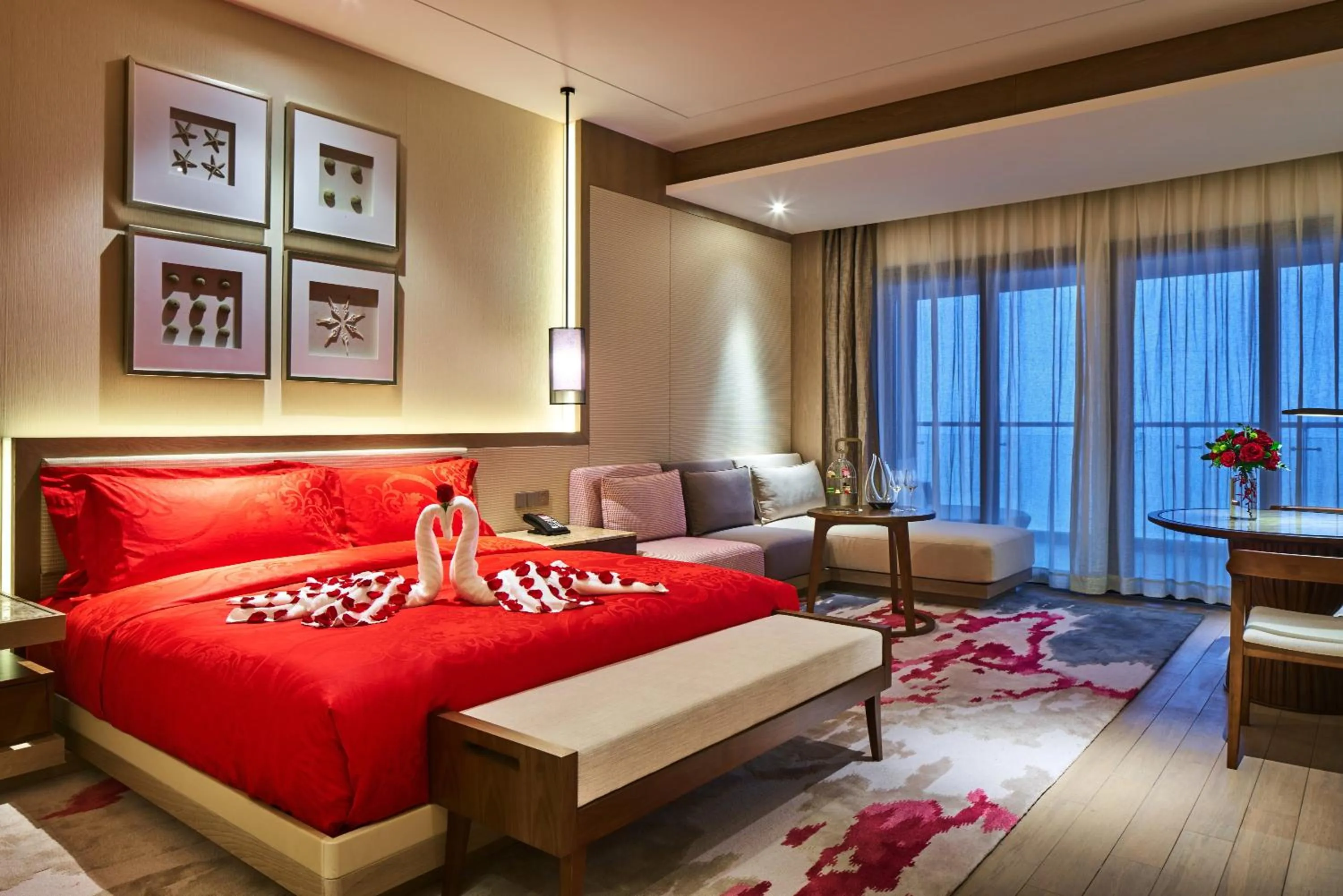 Photo of the whole room, Bed in Crowne Plaza Ningbo Xiangshan Sea View by IHG