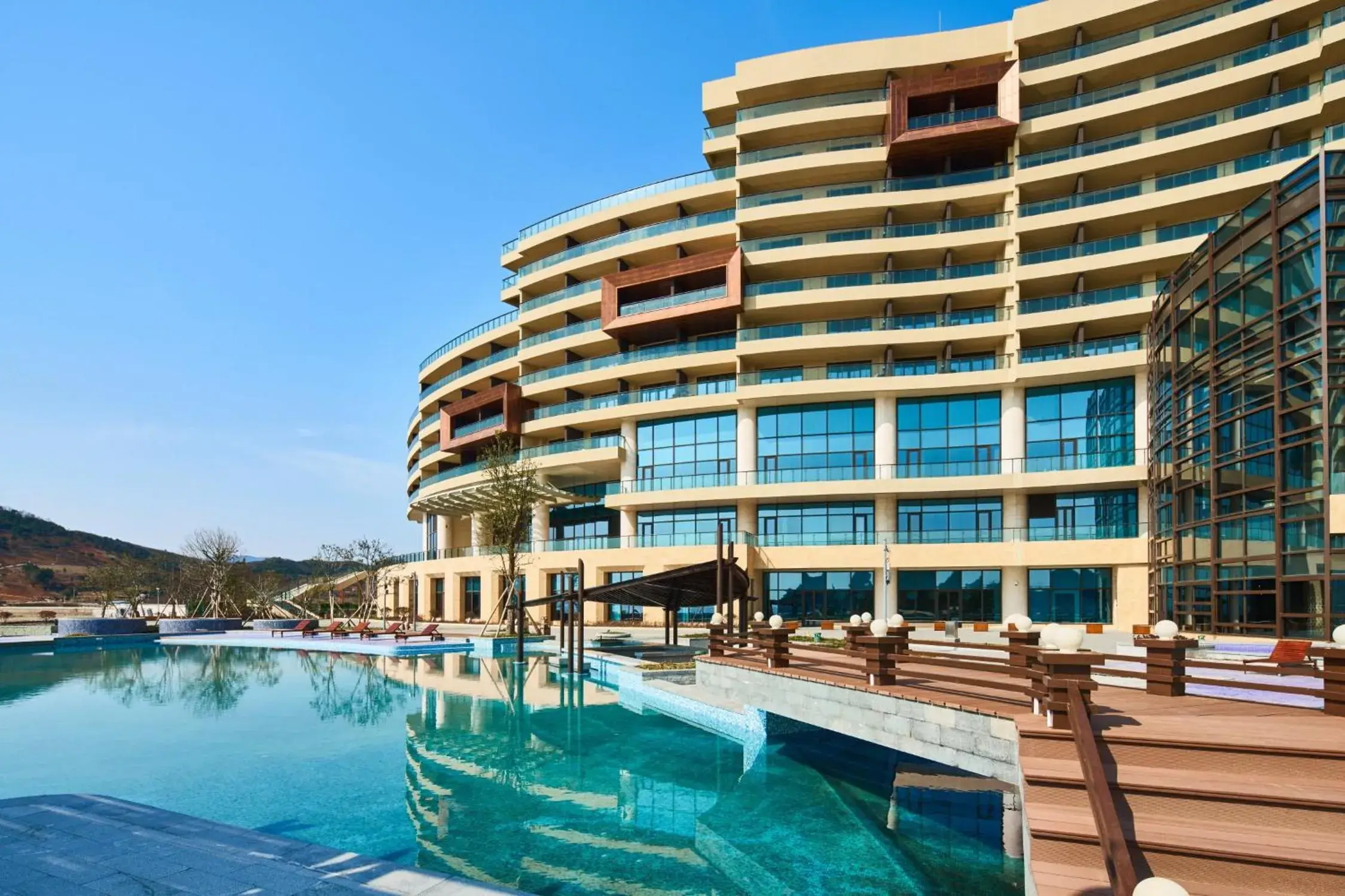 Property building in Crowne Plaza Ningbo Xiangshan Sea View by IHG Property building in Crowne Plaza Ningbo Xiangshan Sea View by IHG