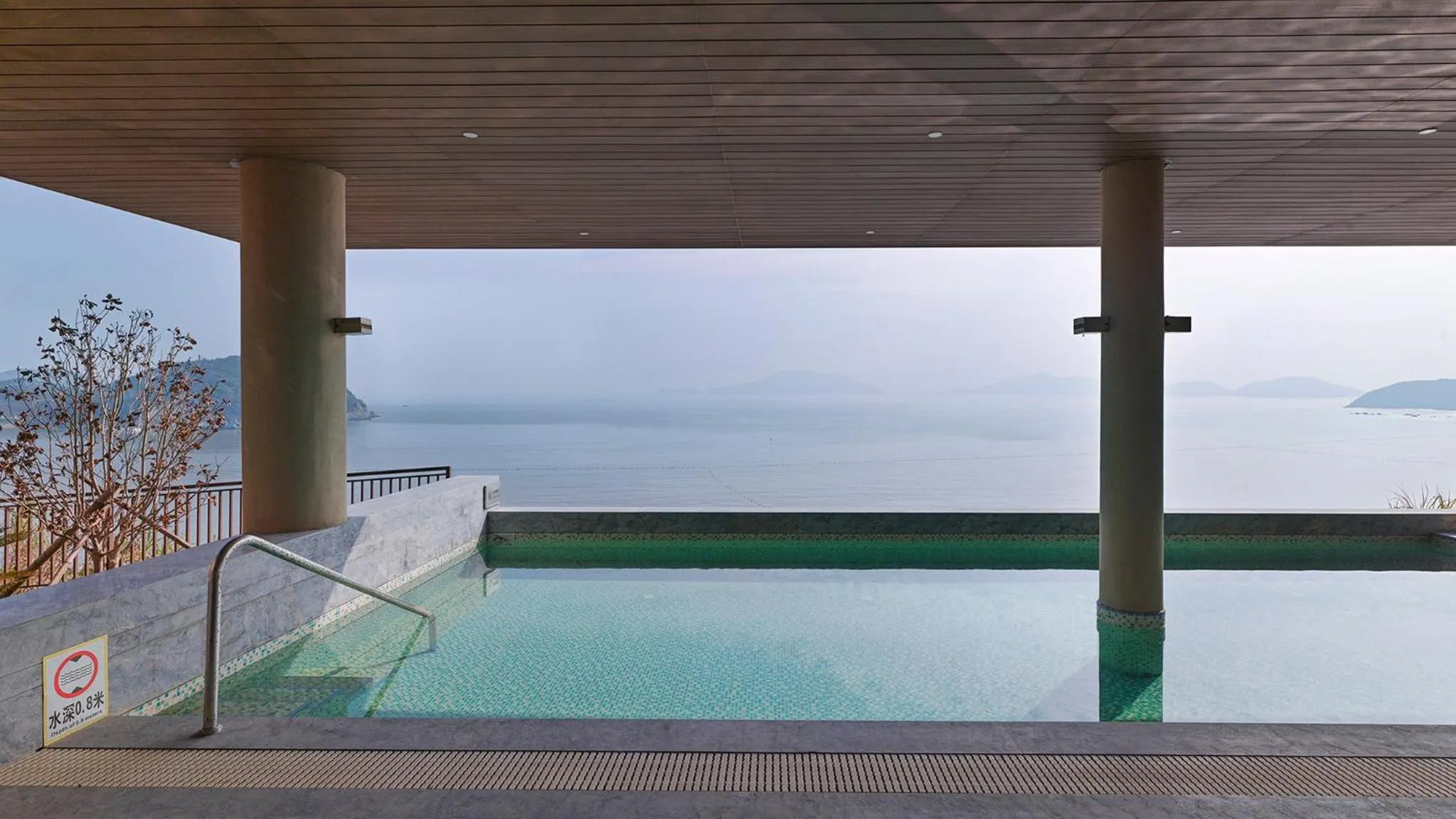 Bedroom in Crowne Plaza Ningbo Xiangshan Sea View by IHG