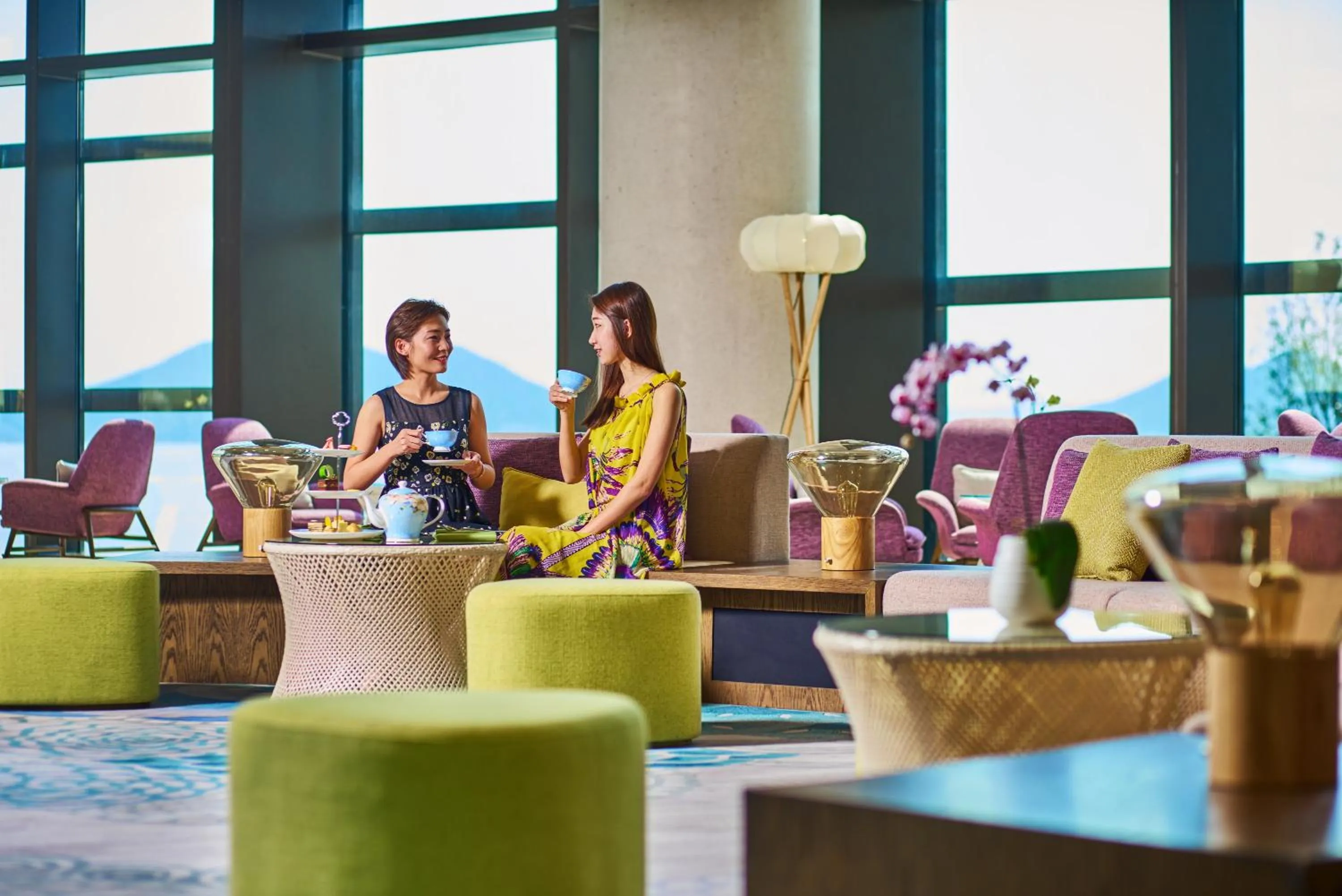 Lounge or bar in Crowne Plaza Ningbo Xiangshan Sea View by IHG