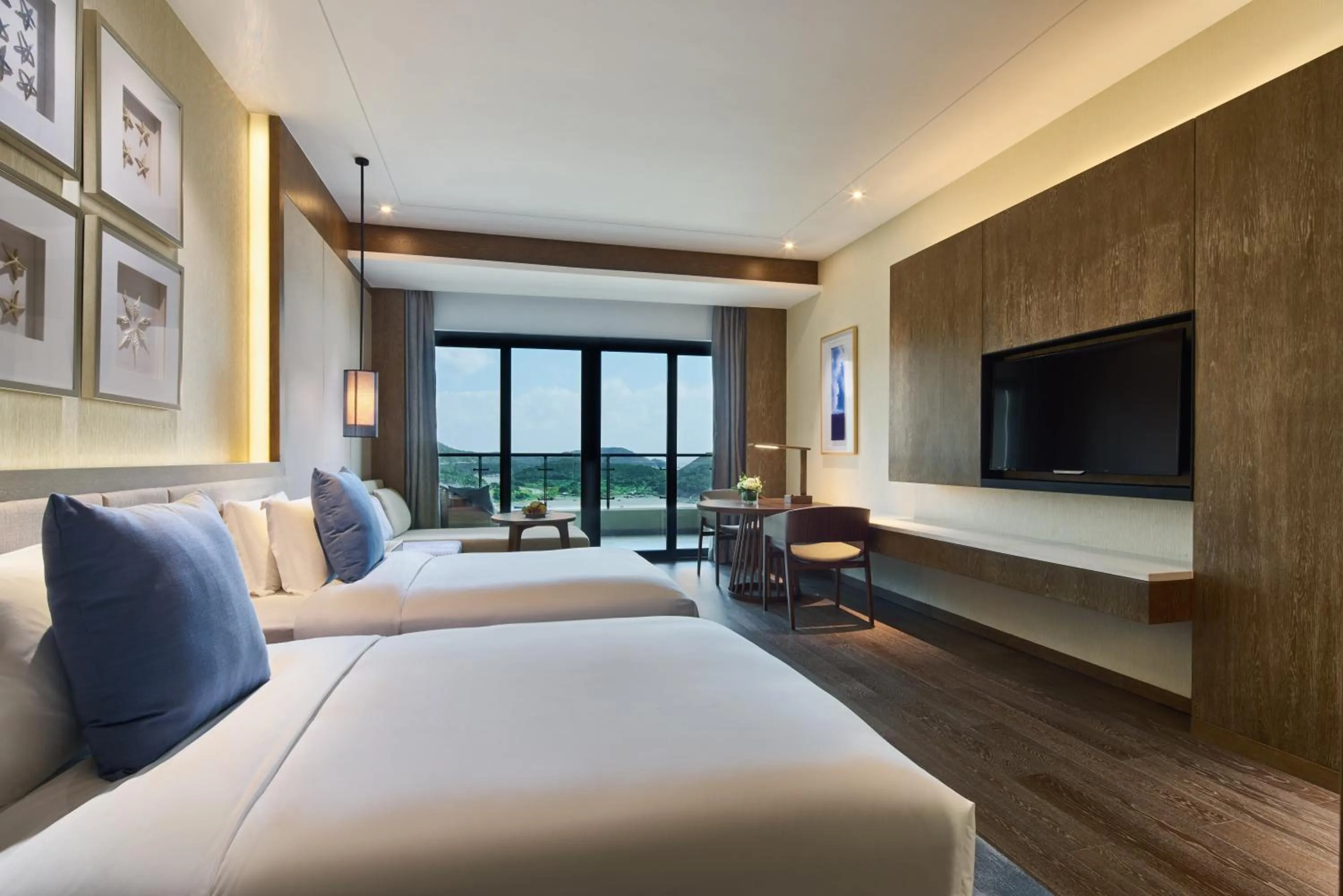 Photo of the whole room, Bed in Crowne Plaza Ningbo Xiangshan Sea View by IHG
