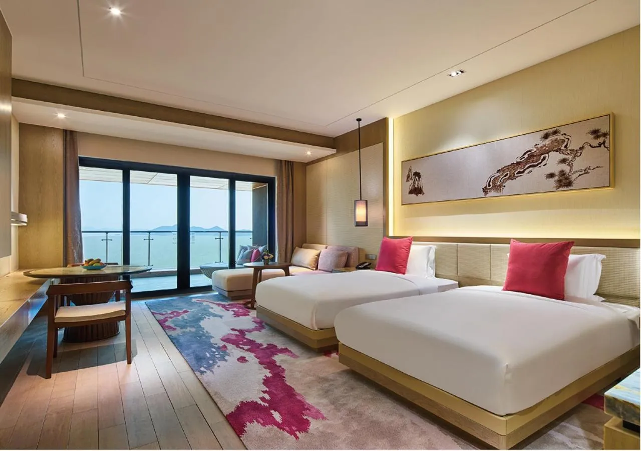 Bed in Crowne Plaza Ningbo Xiangshan Sea View by IHG