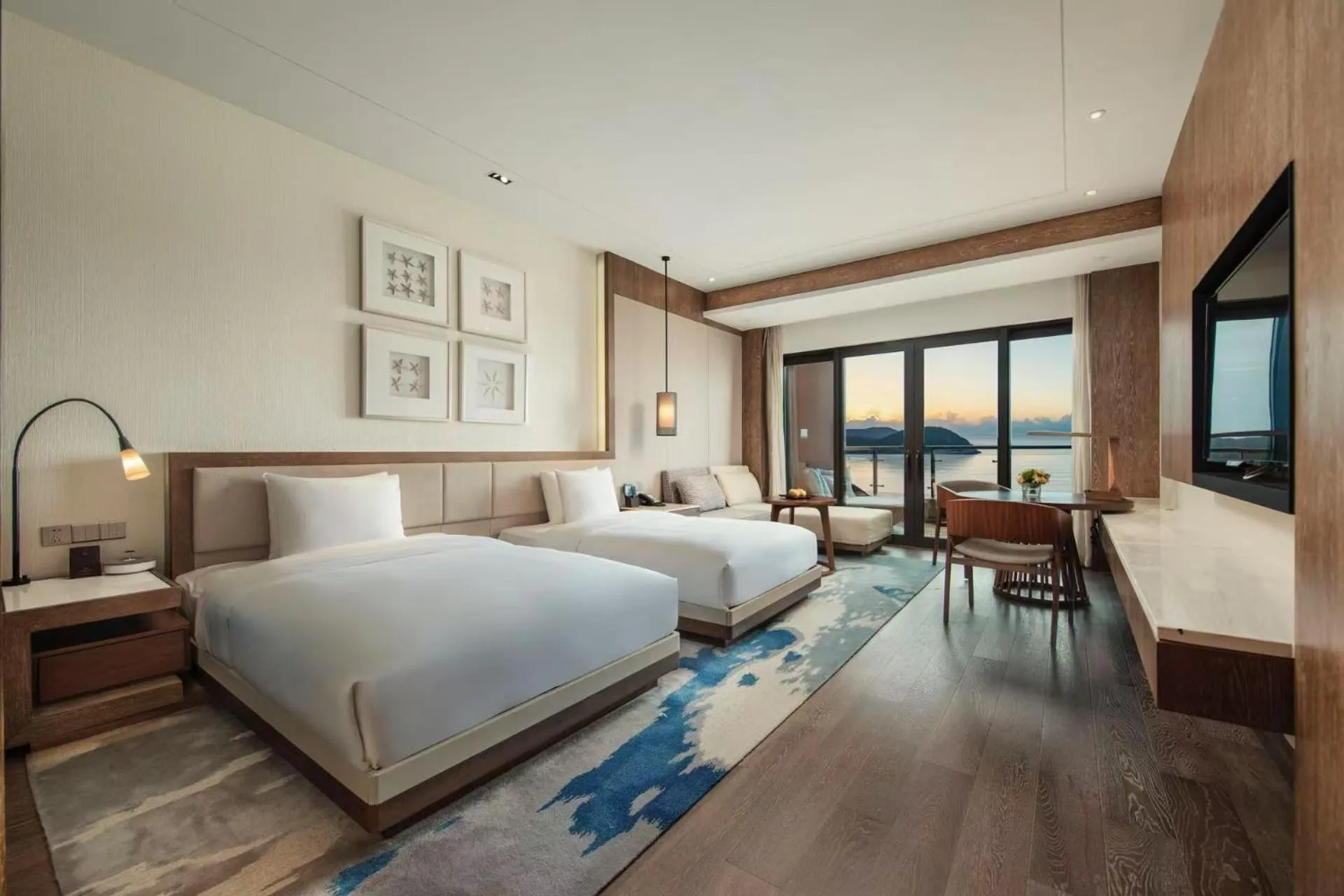 Bed in Crowne Plaza Ningbo Xiangshan Sea View by IHG