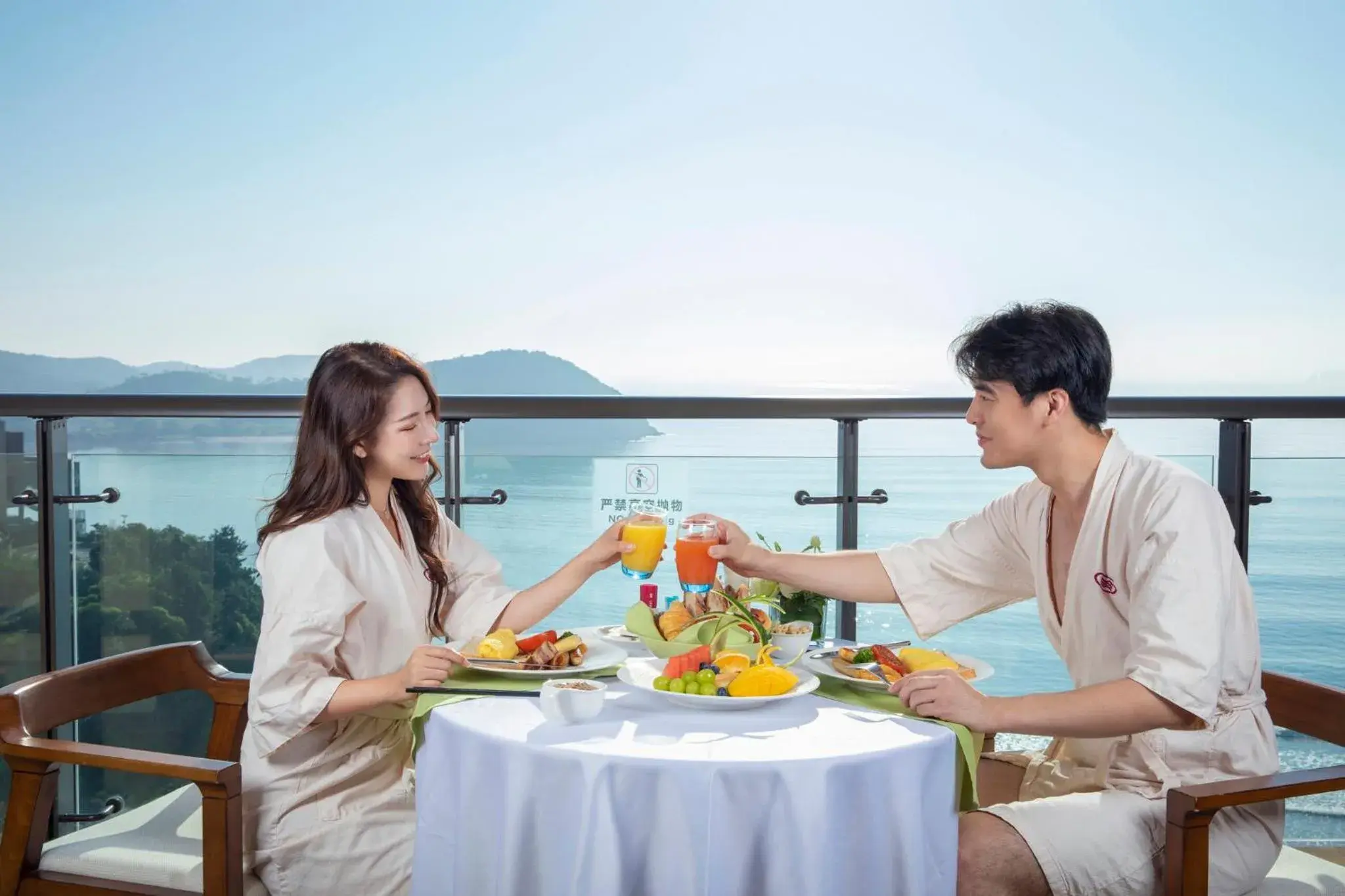 Bedroom in Crowne Plaza Ningbo Xiangshan Sea View by IHG Bedroom in Crowne Plaza Ningbo Xiangshan Sea View by IHG