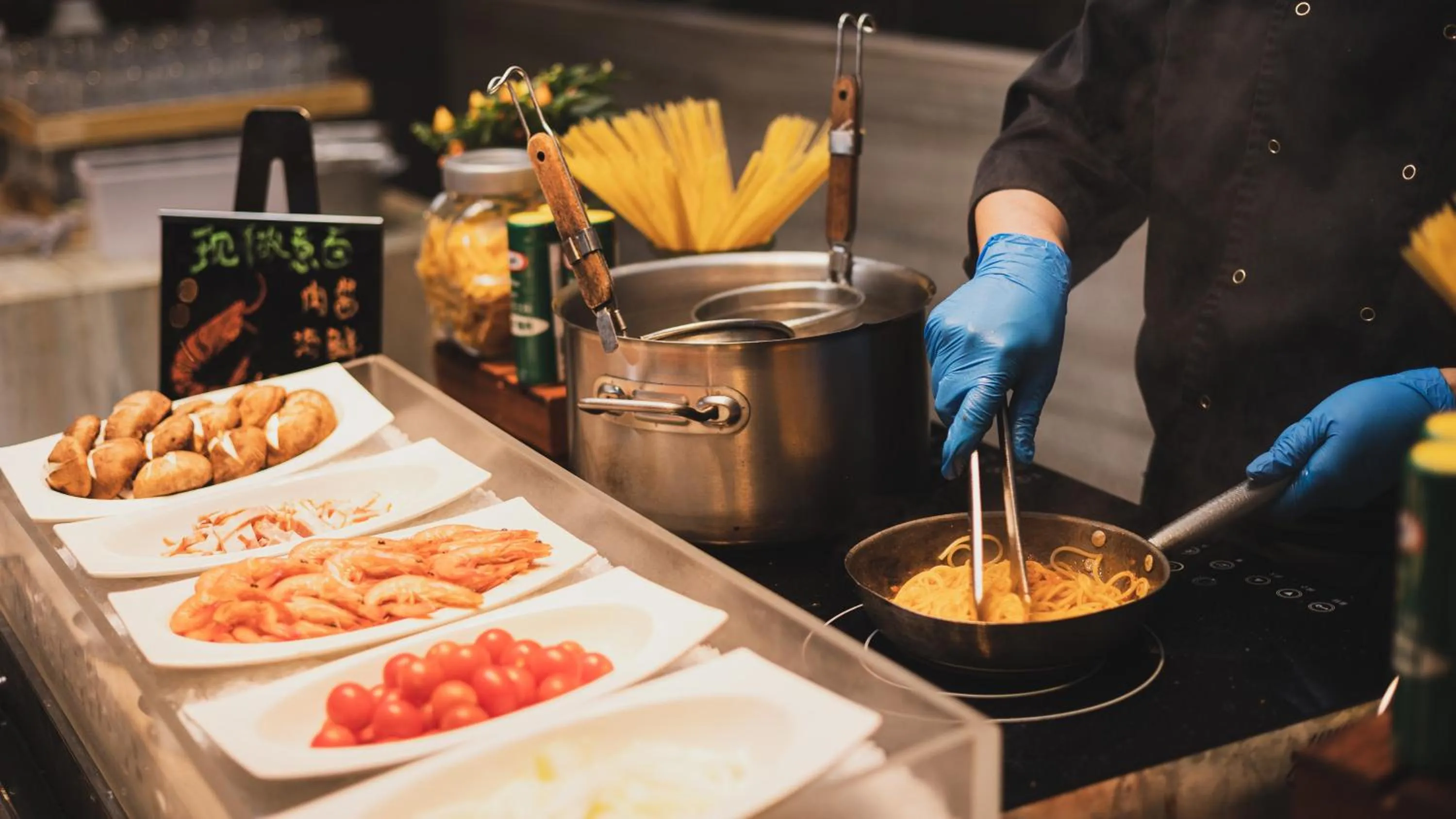 Restaurant/places to eat in Crowne Plaza Ningbo Xiangshan Sea View by IHG