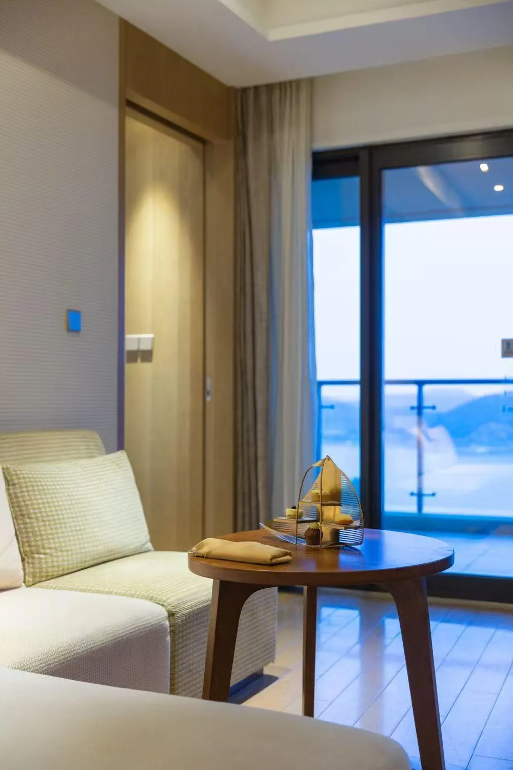 Living room in Crowne Plaza Ningbo Xiangshan Sea View by IHG