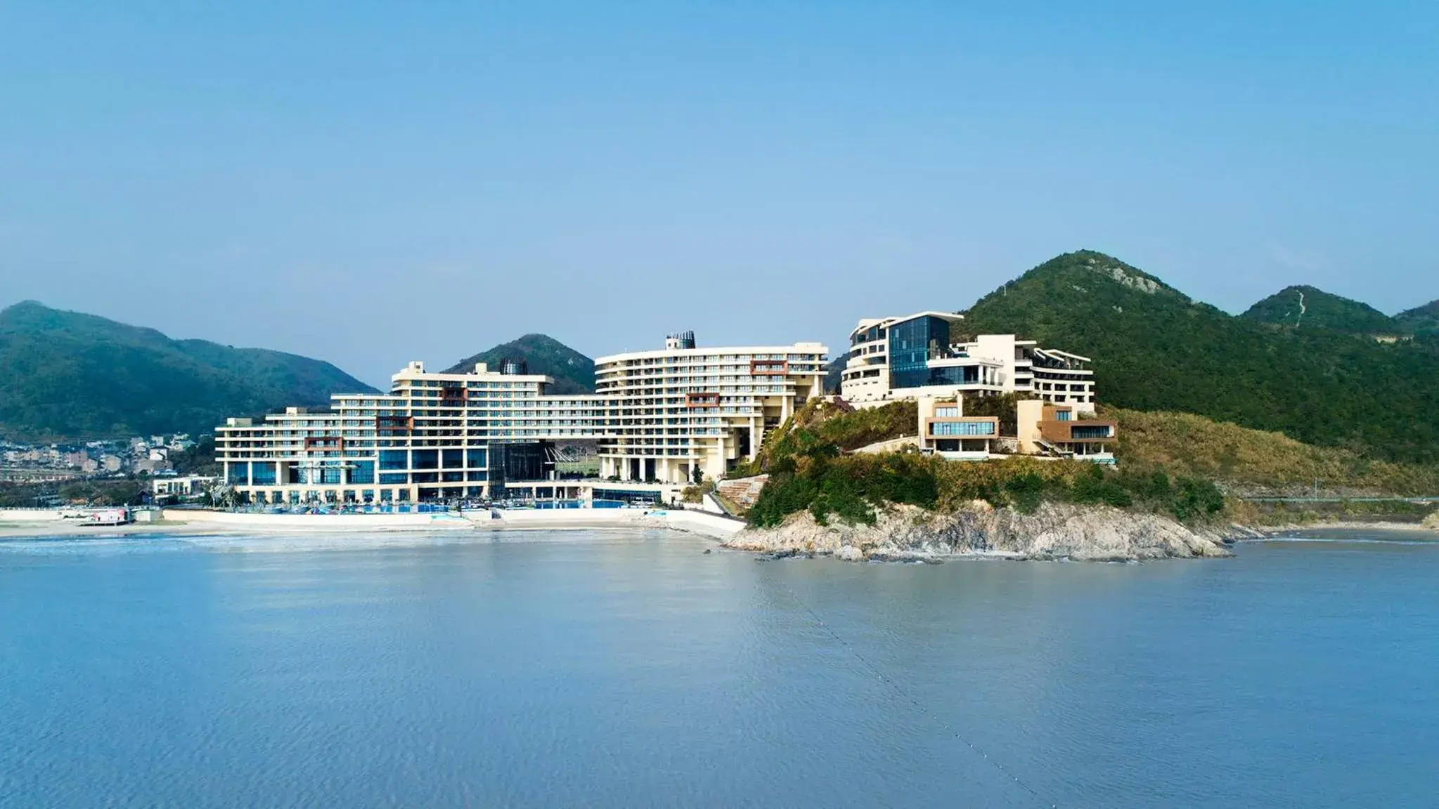 Property building in Crowne Plaza Ningbo Xiangshan Sea View by IHG Property building in Crowne Plaza Ningbo Xiangshan Sea View by IHG