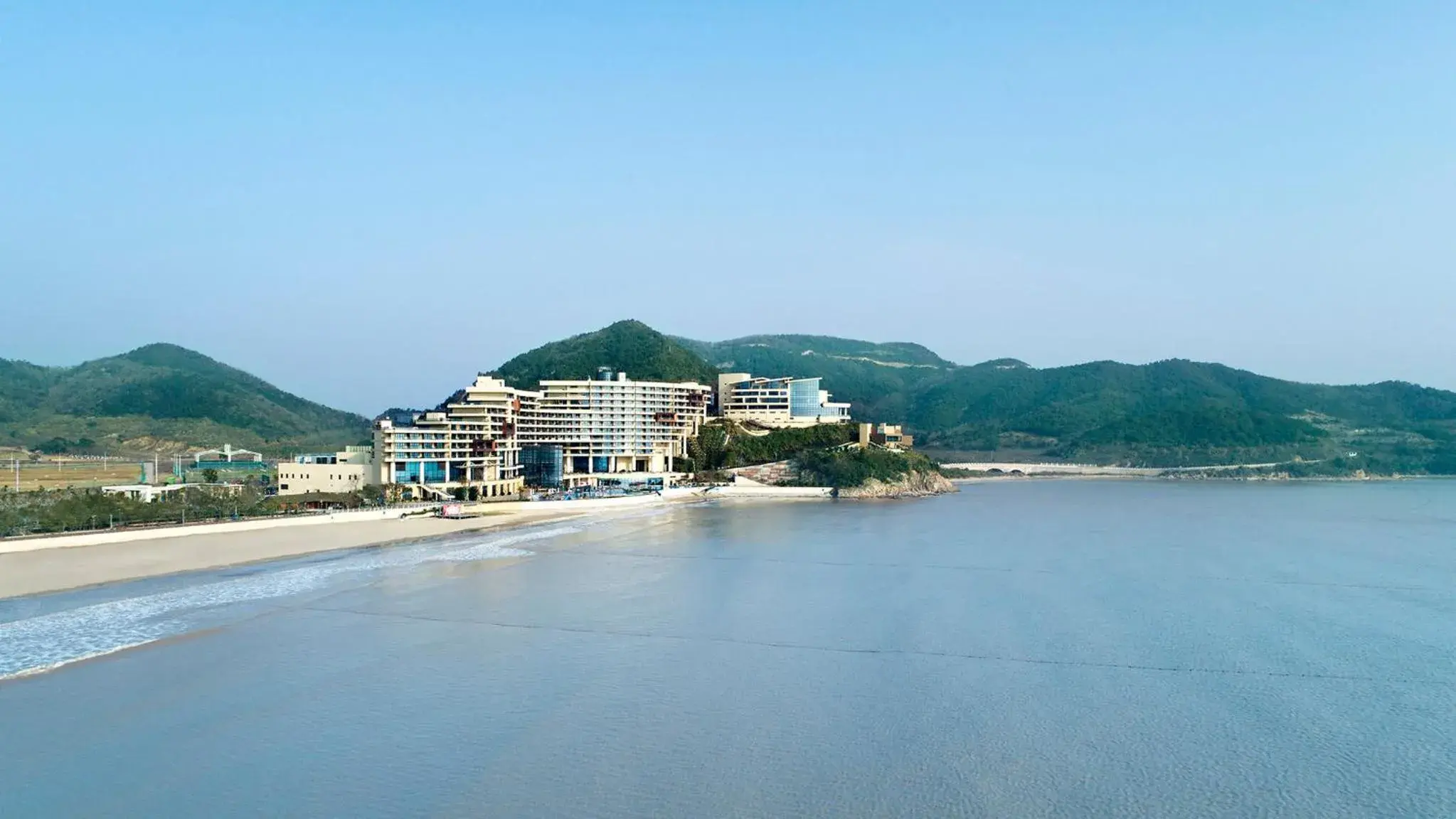 Property building in Crowne Plaza Ningbo Xiangshan Sea View by IHG Property building in Crowne Plaza Ningbo Xiangshan Sea View by IHG