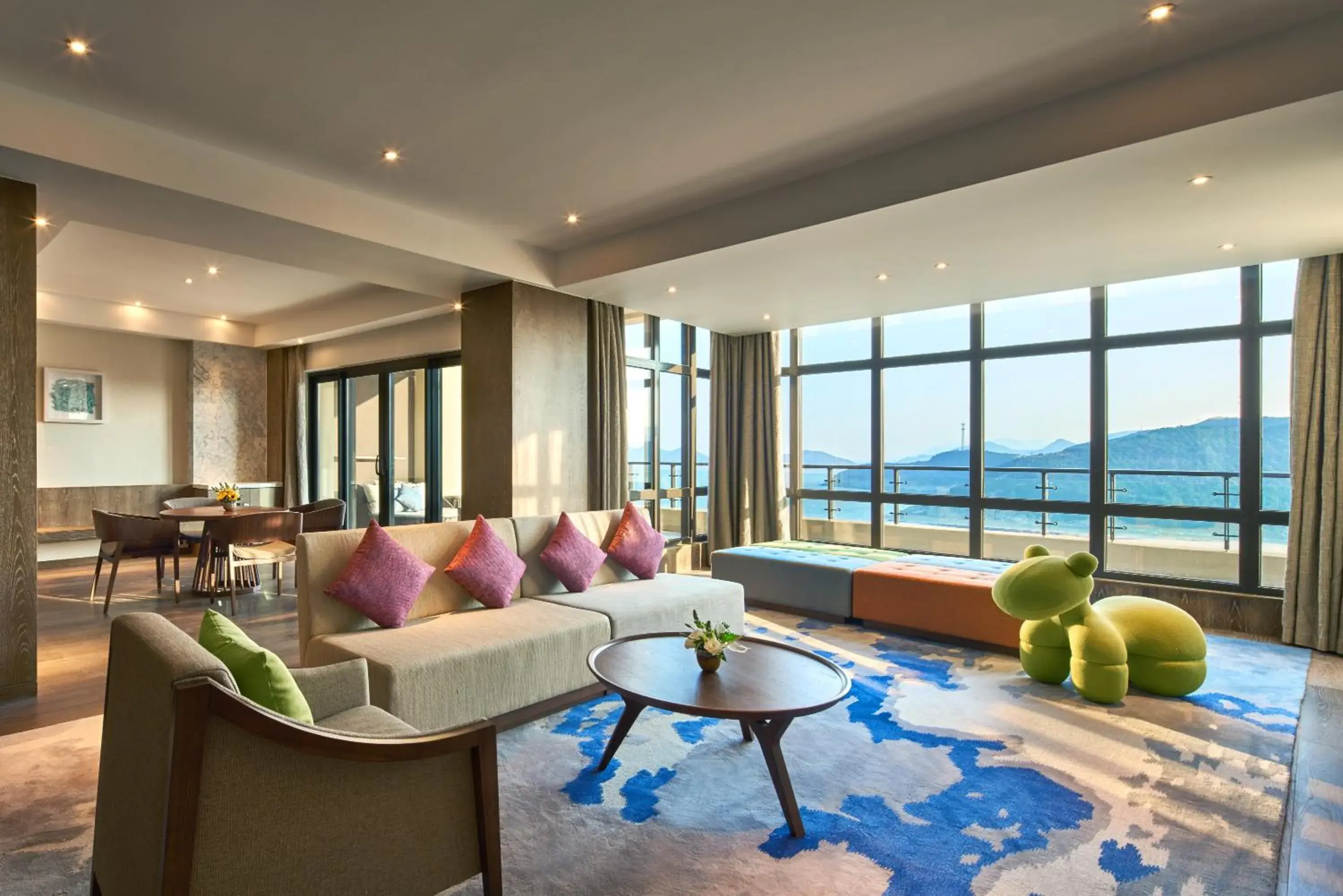Living room in Crowne Plaza Ningbo Xiangshan Sea View by IHG Living room in Crowne Plaza Ningbo Xiangshan Sea View by IHG